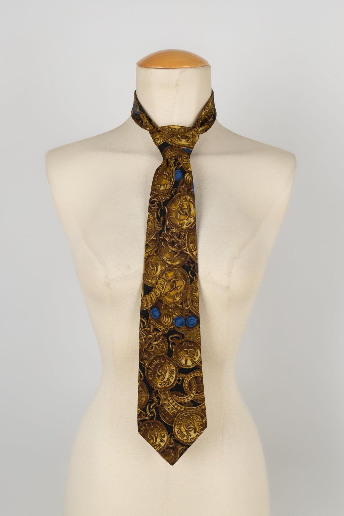 Chanel -  (Fabriqué en France) Cravate en soie imprimée avec des bijoux Chanel.

Informations complémentaires :
Condit : Très bon état.
Dimensions : Longueur : 140 cm

Référence du vendeur : ACC146