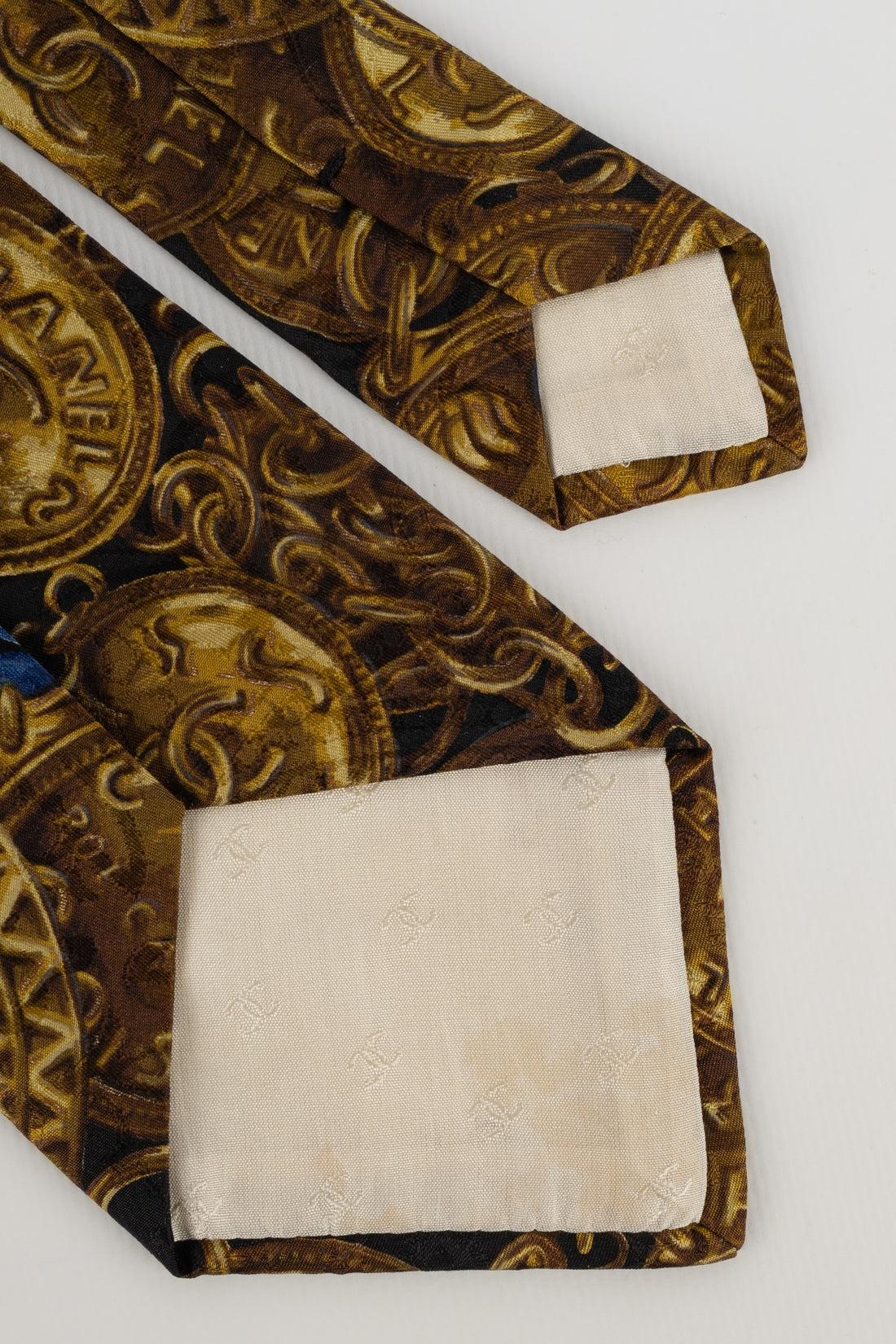 Cravate imprimée en soie dorée de Chanel en vente 1