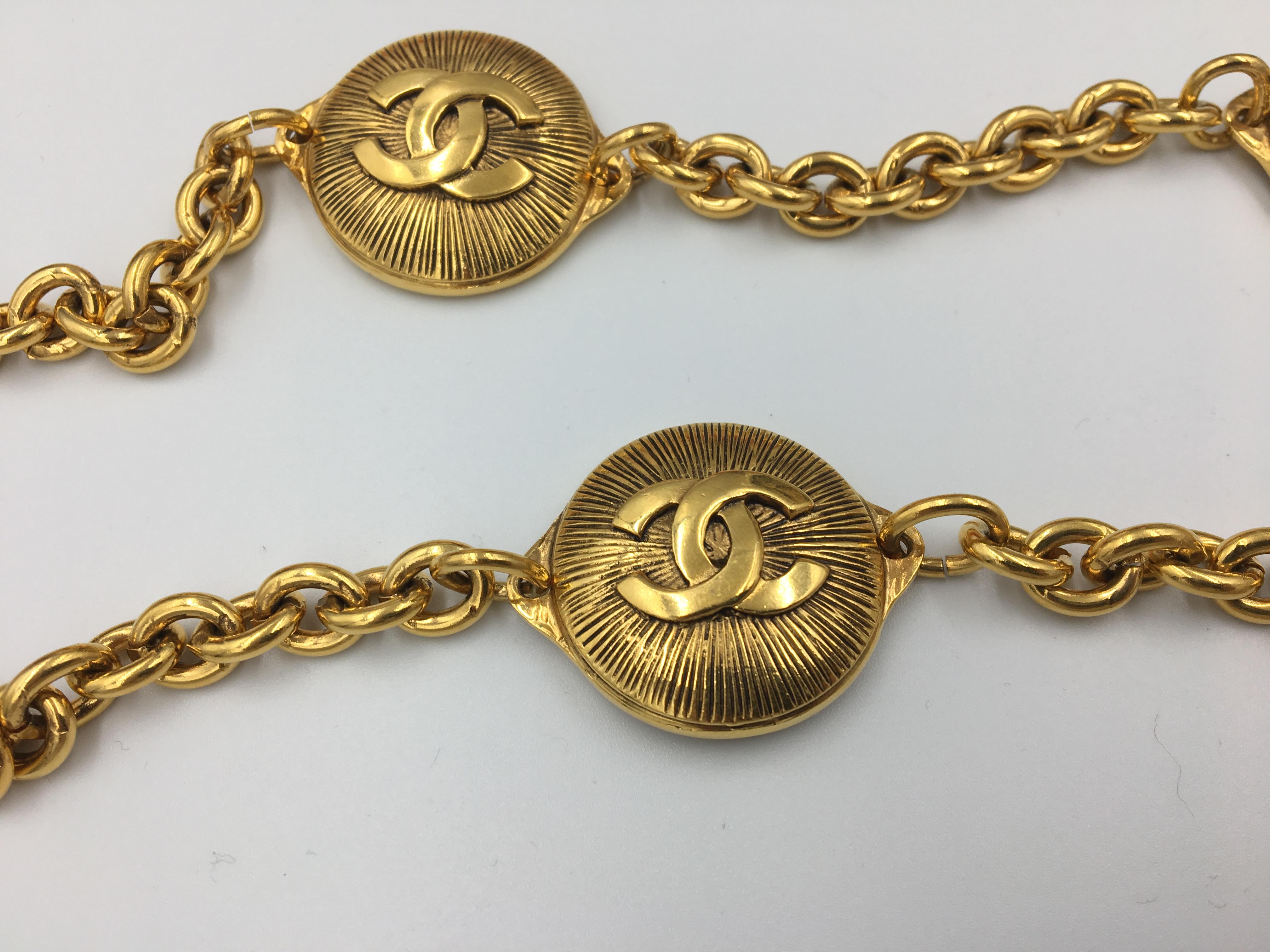 Women's or Men's Chanel Golden Vintage Logo Belt  in Gold Plated Metal