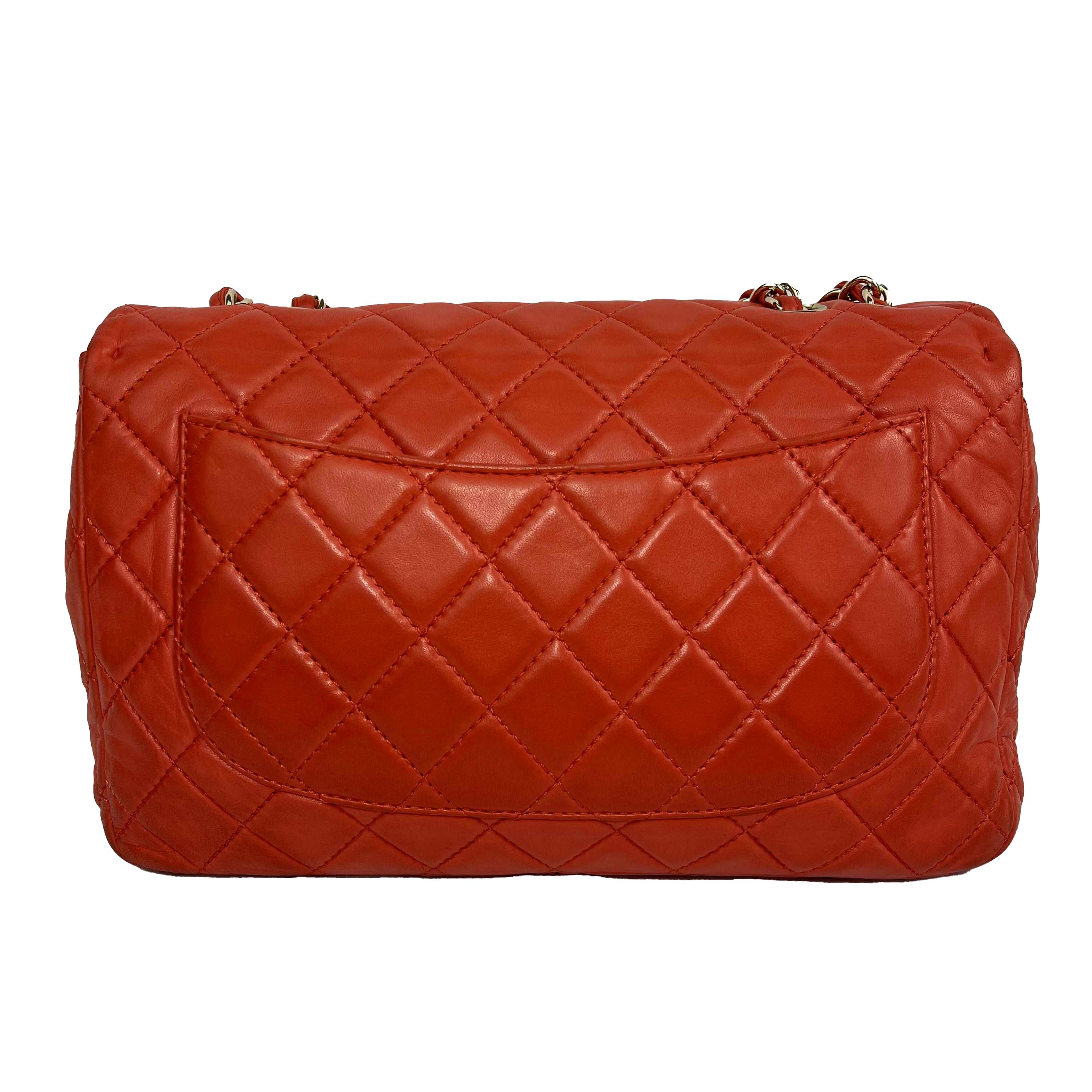 Chanel - Good - Classic Jumbo Single Flap Quilted Lambskin - Champagne Gold, Coral - Handbag

Description

From the 2008 Collection, this Chanel Classic Large Single Flap Quilted Lambskin shoulder bag features a champagne-gold tone turn-lock CC