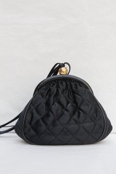 Chanel gorgeous evening bag in black quilted satin and leather, 1990’s