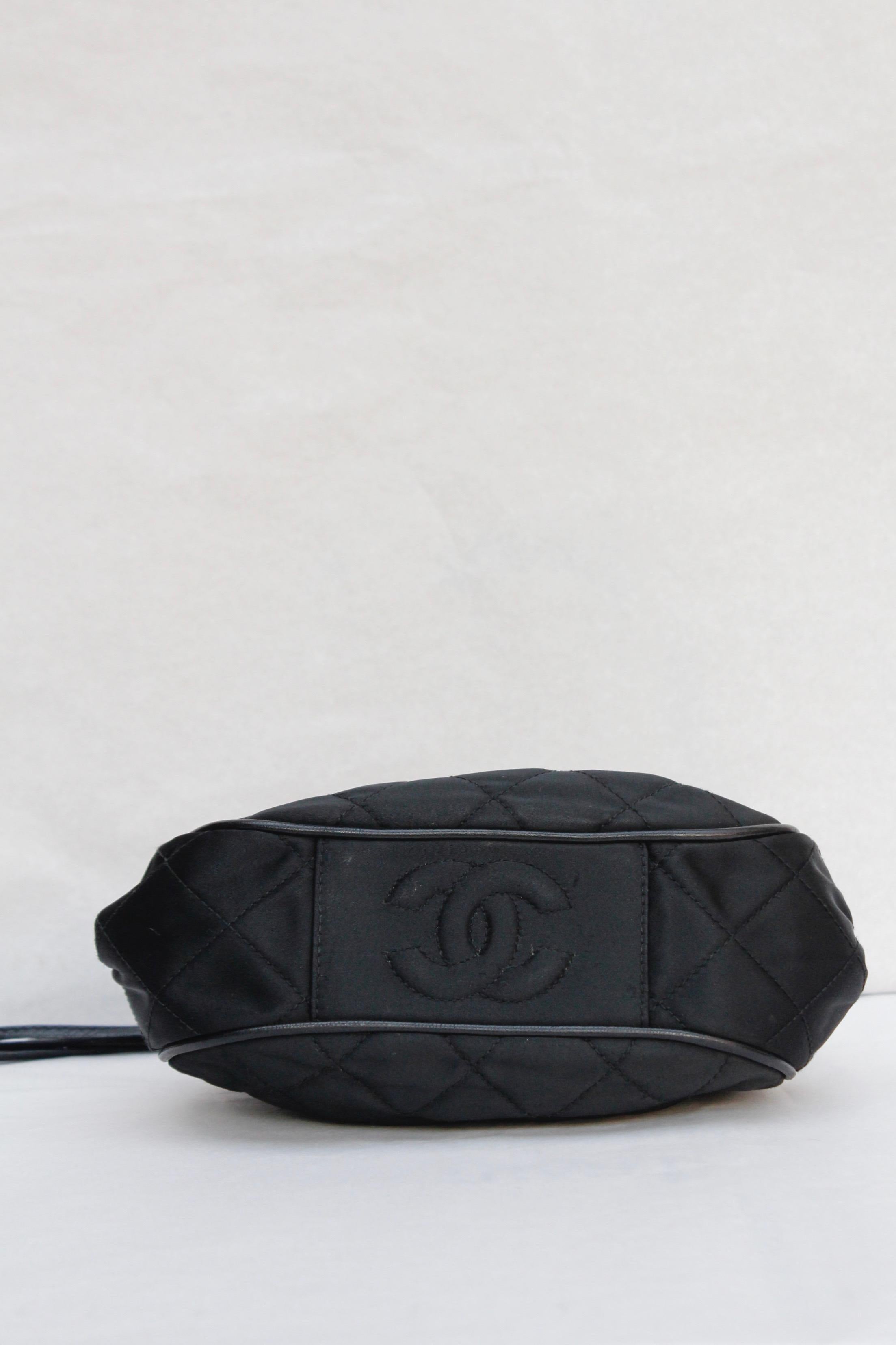 Chanel gorgeous evening bag in black quilted satin and leather, 1990’s For Sale 2
