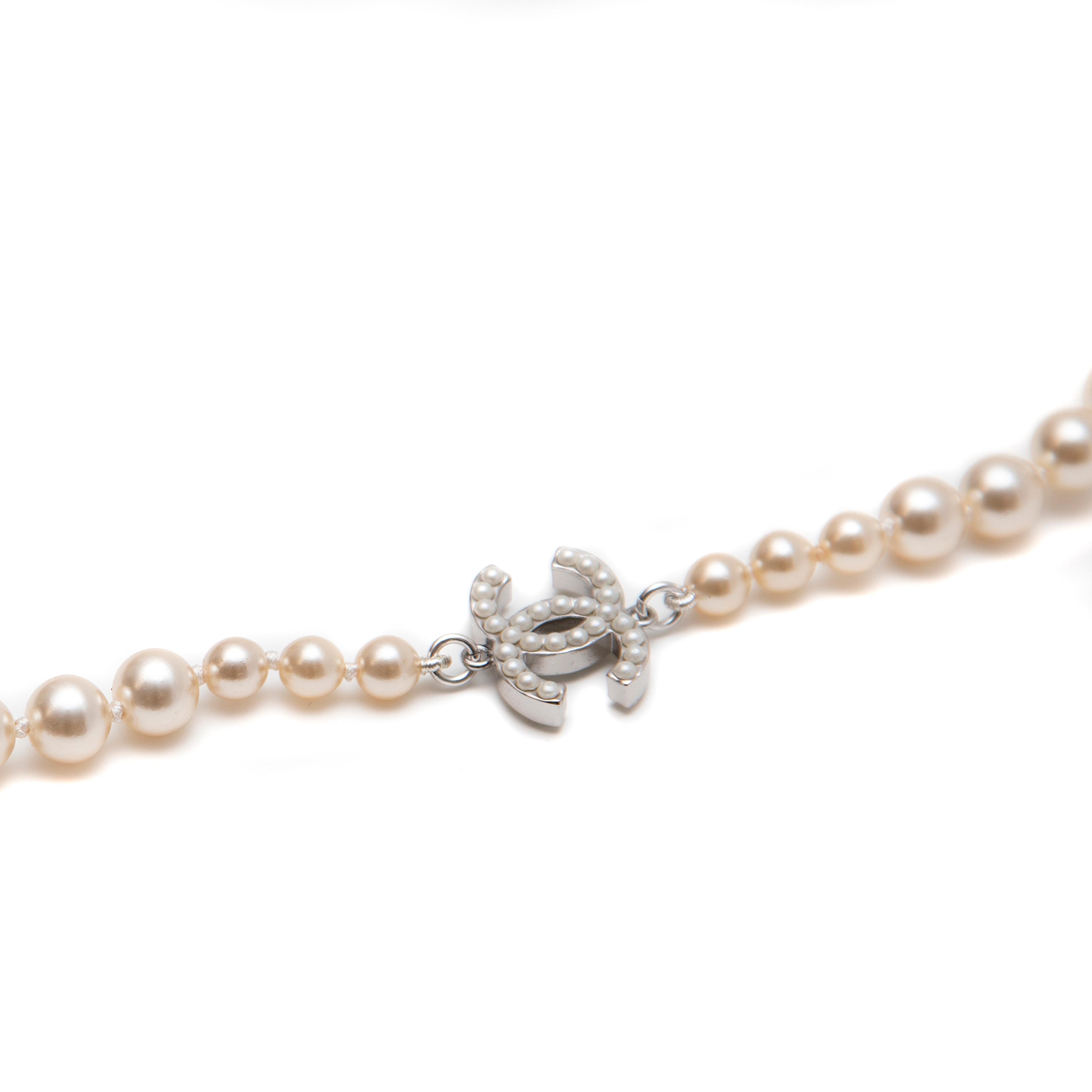 Entworfen für die Chanel Classic Collection im Jahr 2007 mit Perlen, silberfarbenem CC-Anhänger und Hakenverschluss. Can als Halskette, Gürtel oder um das Handgelenk gewickelt getragen werden.

Größe: 36 Zoll.