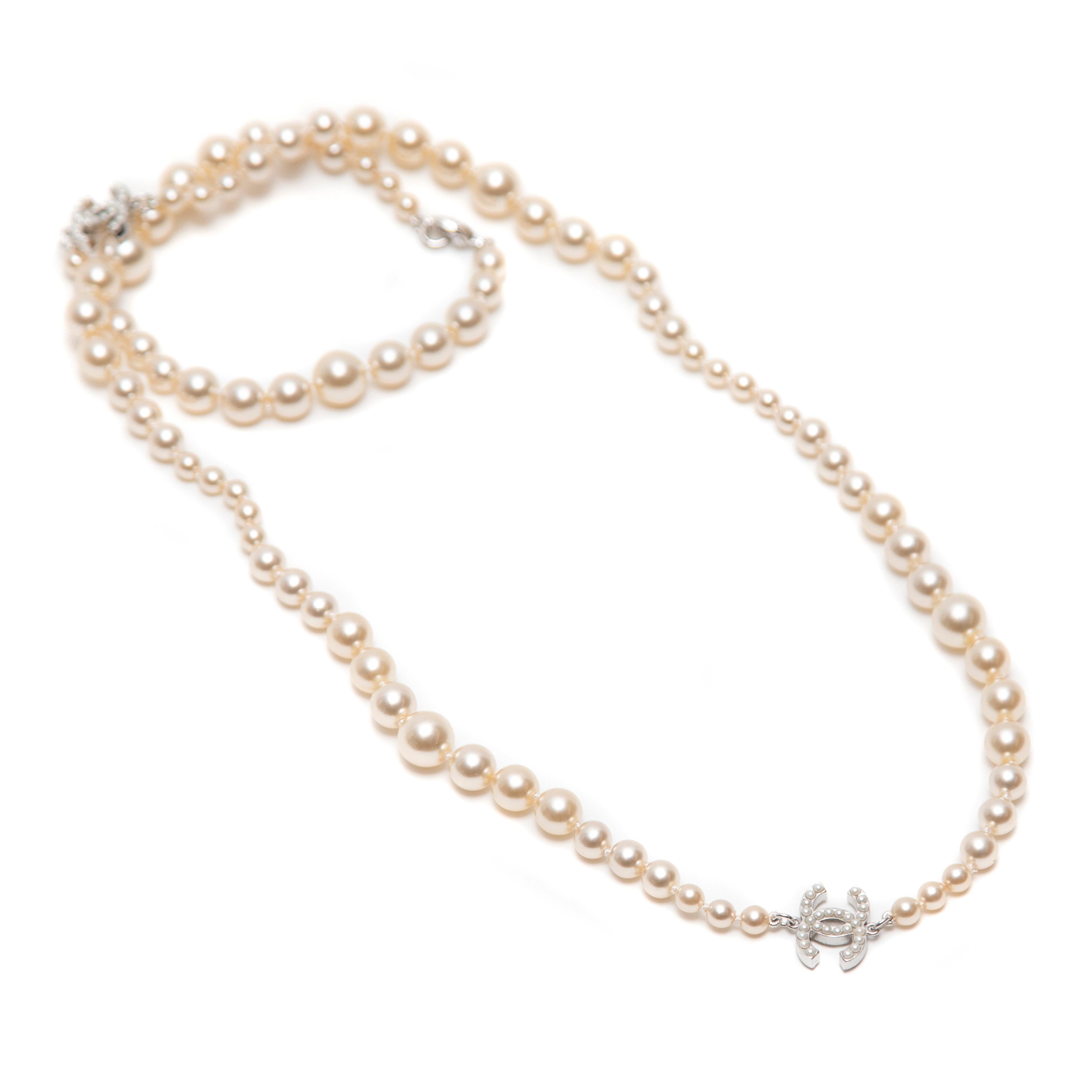 Chanel abgestufte Perle CC lange Halskette Gold im Zustand „Hervorragend“ in West Hartford, CT