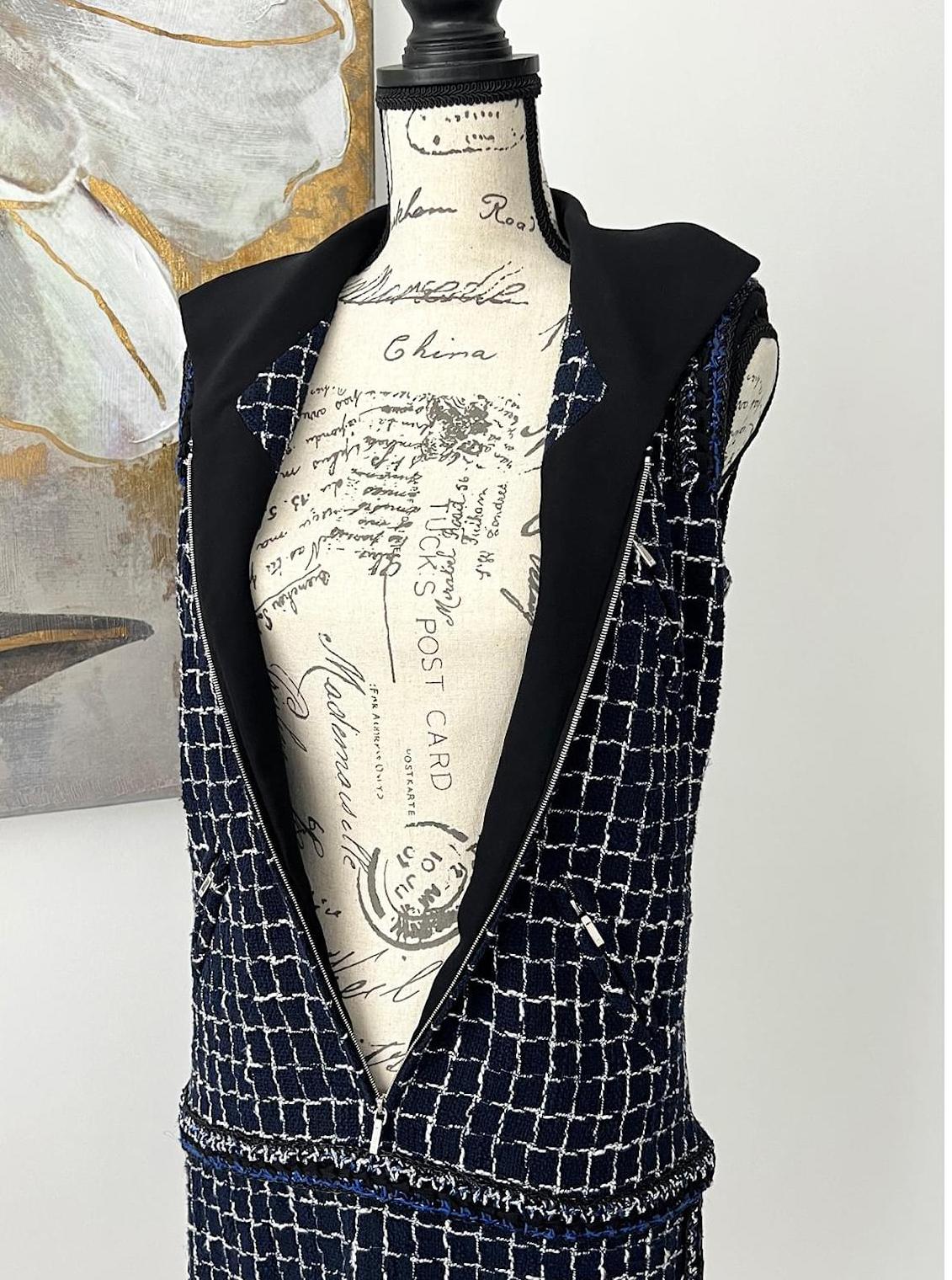 Robe en tweed Lesage de la collection Graffiti de Chanel en vente 4