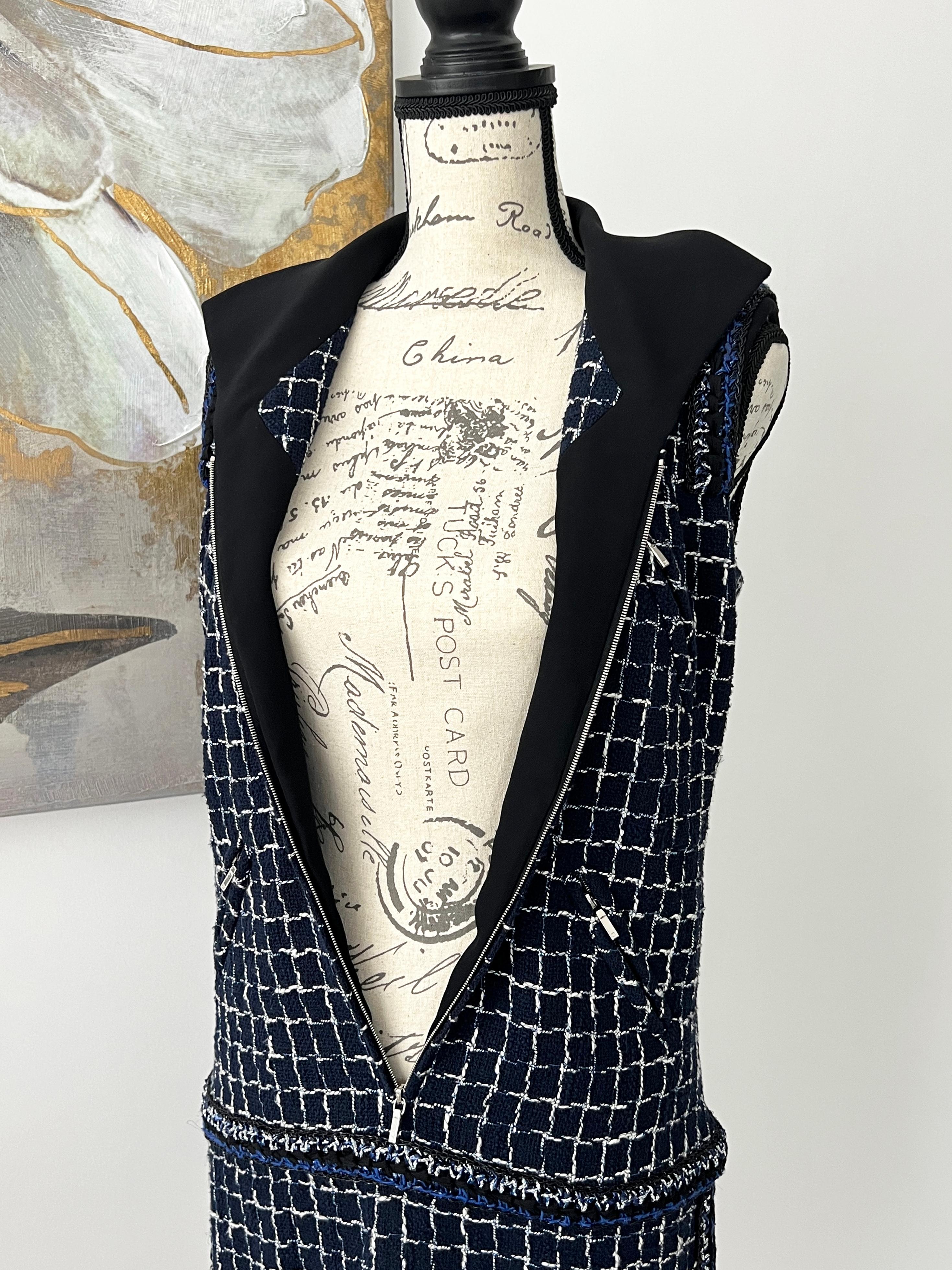 Robe en tweed collection Graffiti de Chanel en vente 7