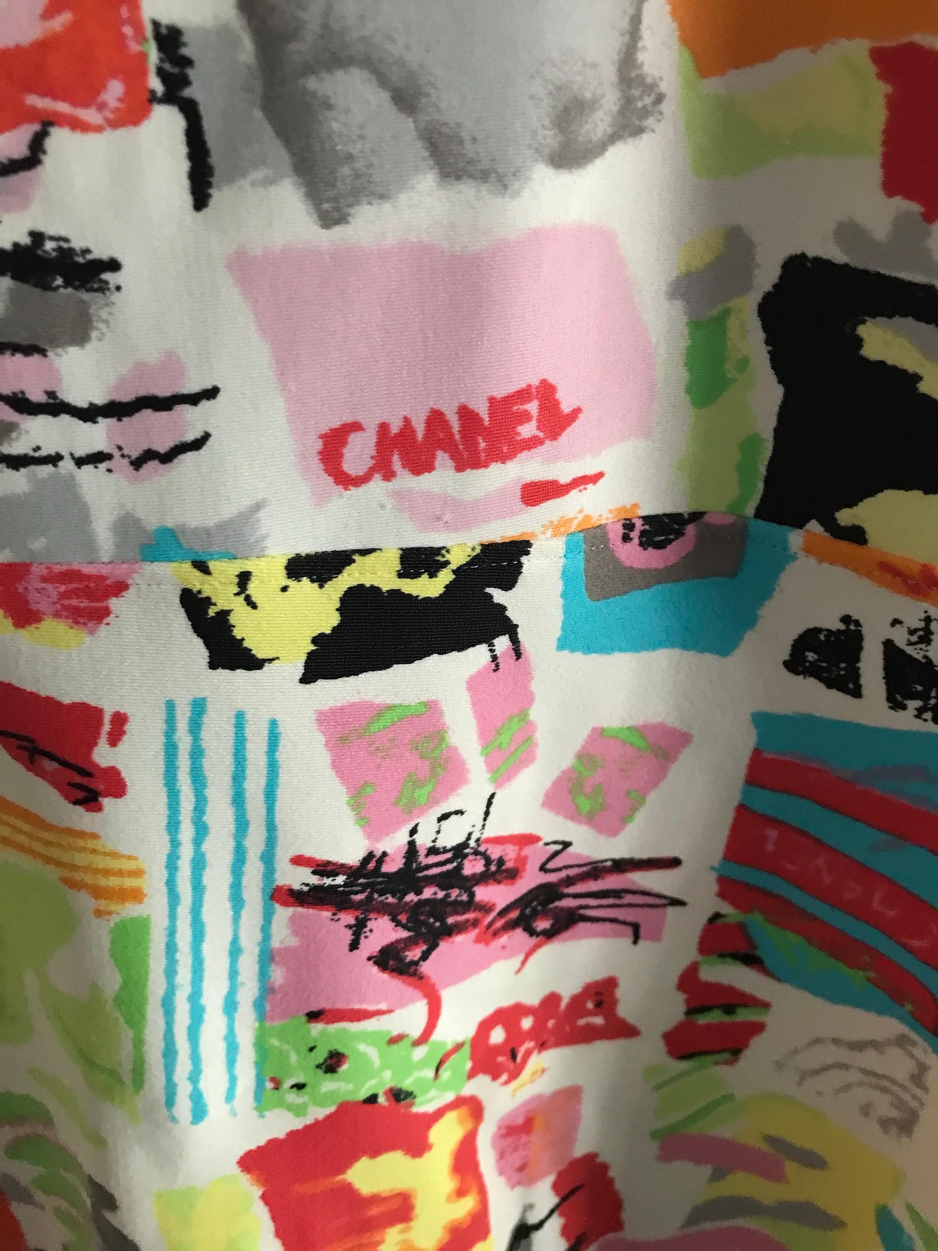 Très belle robe Chanel. Collectional 1997 défilé . Modèle rare et recherché. En très bon état. Il s'agit simplement d'une surpiqûre de couture qui a sauté. Sinon, il est comme neuf. Convient pour un 38.