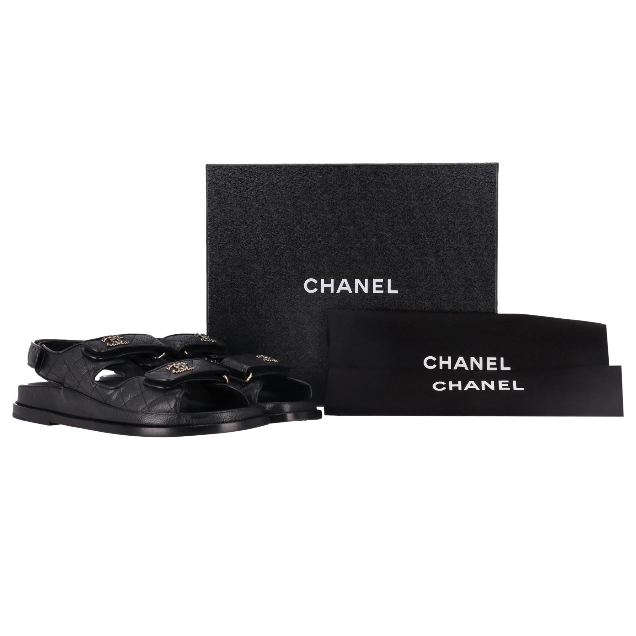 We Adore - Chanel - Sandales en cuir de veau grainé avec logo 'CC' et fermeture velcro

Sandales dad noires réalisées en cuir de veau grainé et conçues avec le matelassage en losange signature de la marque.

Fermeture velcro avec logo 