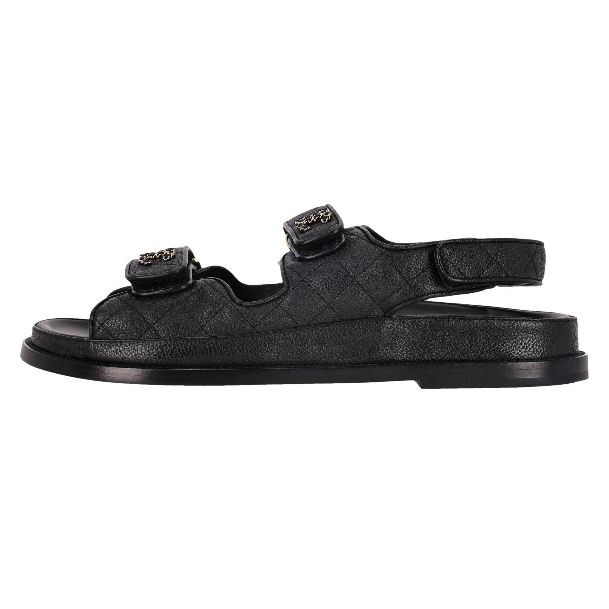 Noir Chanel - Sandales à scratch en cuir de veau grainé avec logo 'CC'. en vente