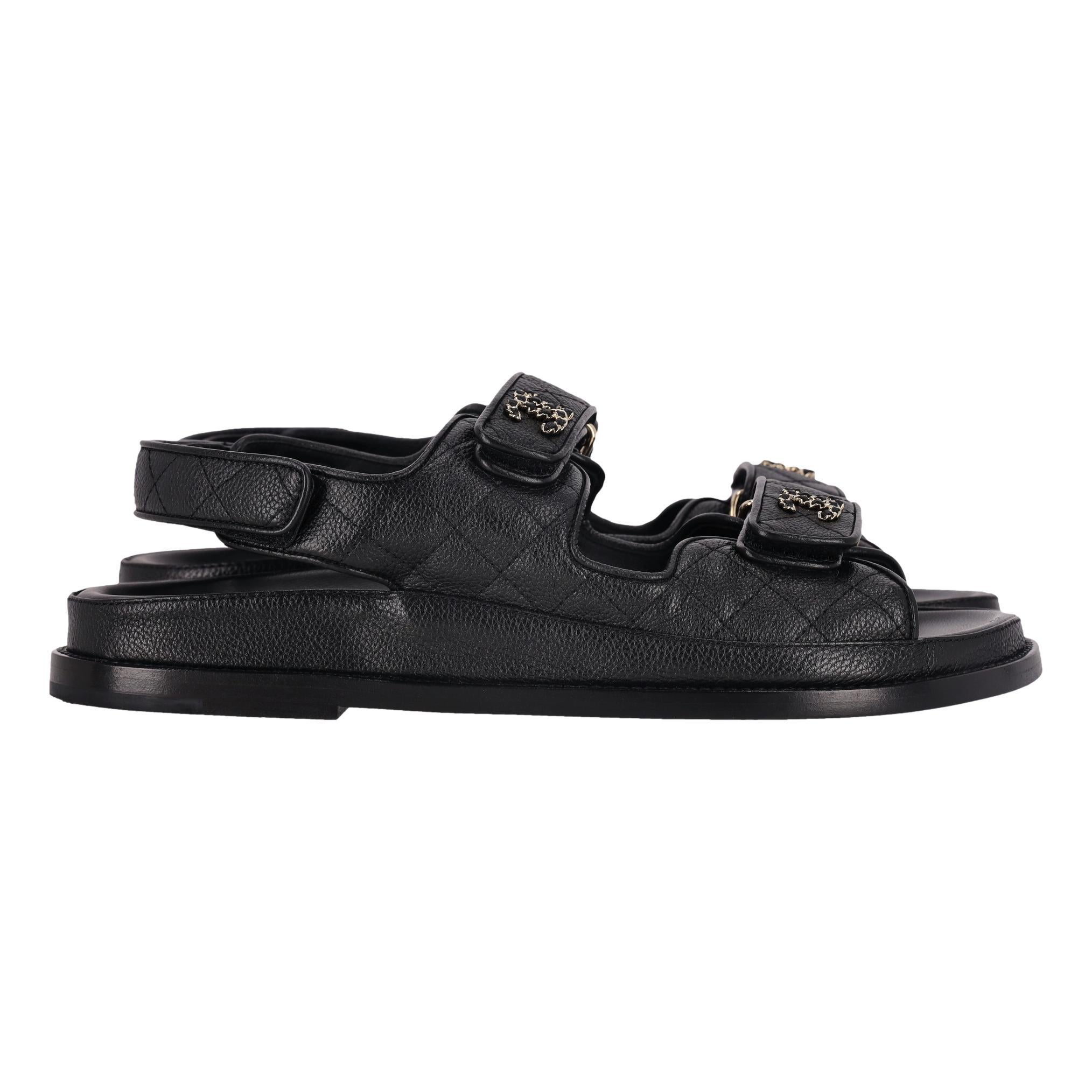 Chanel - Sandales à scratch en cuir de veau grainé avec logo 'CC'. Pour femmes en vente
