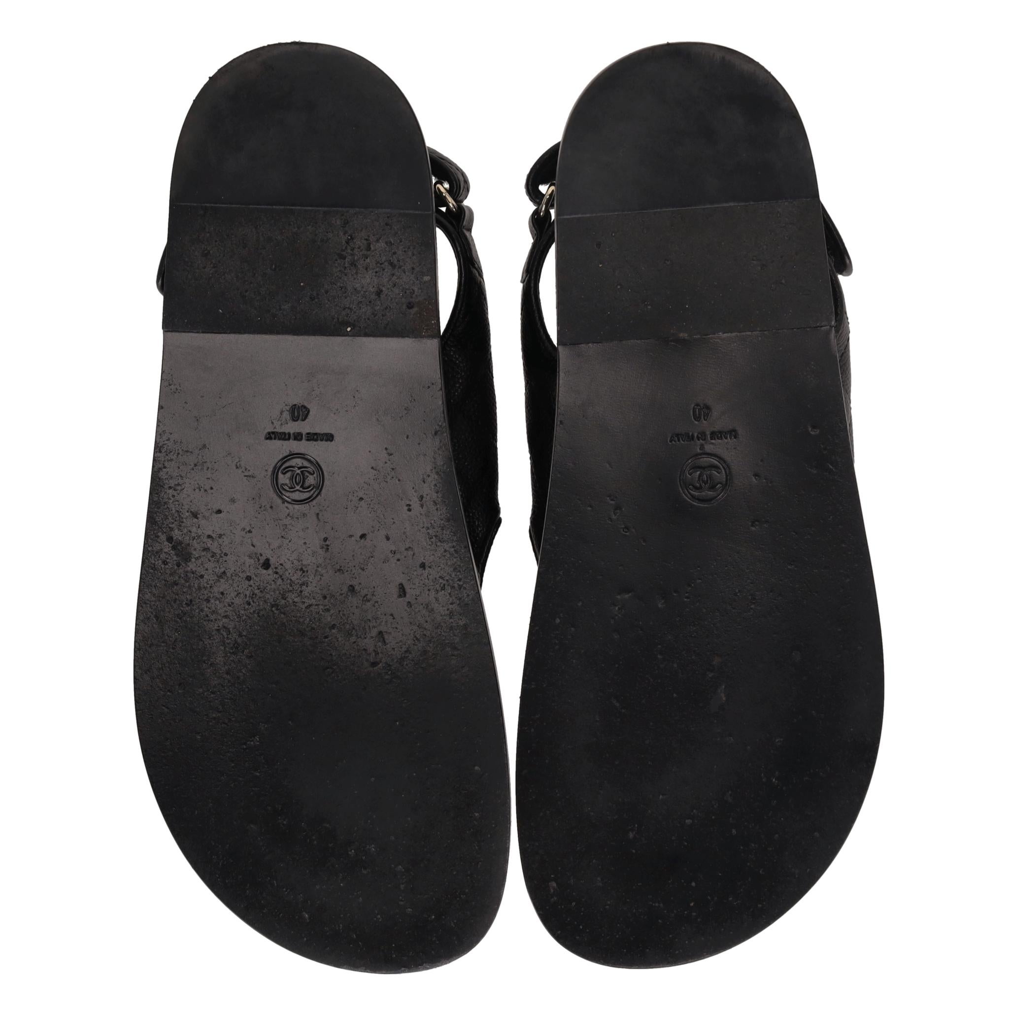 Chanel - Sandales à scratch en cuir de veau grainé avec logo 'CC'. en vente 1