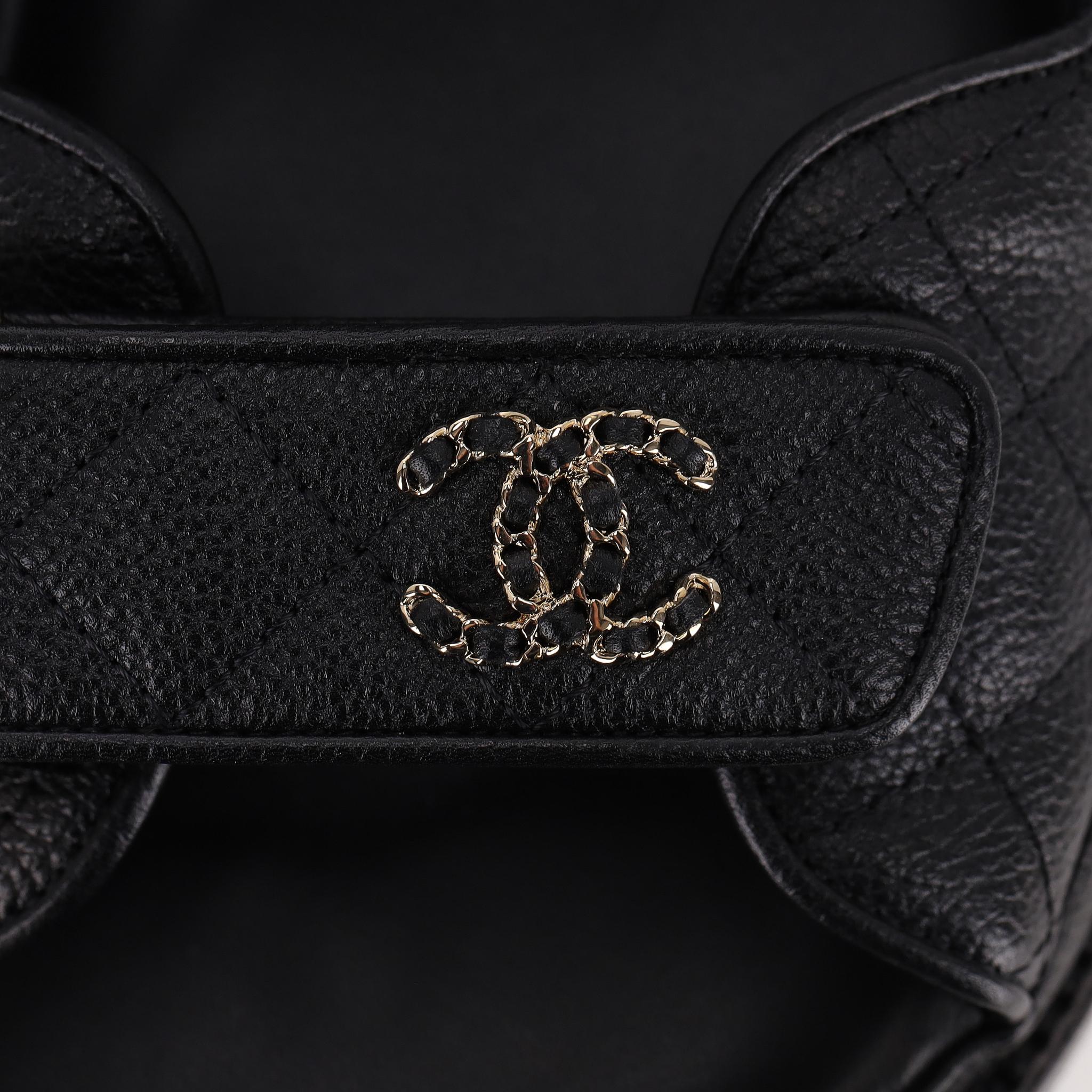 Chanel - Sandales à scratch en cuir de veau grainé avec logo 'CC'. en vente 2