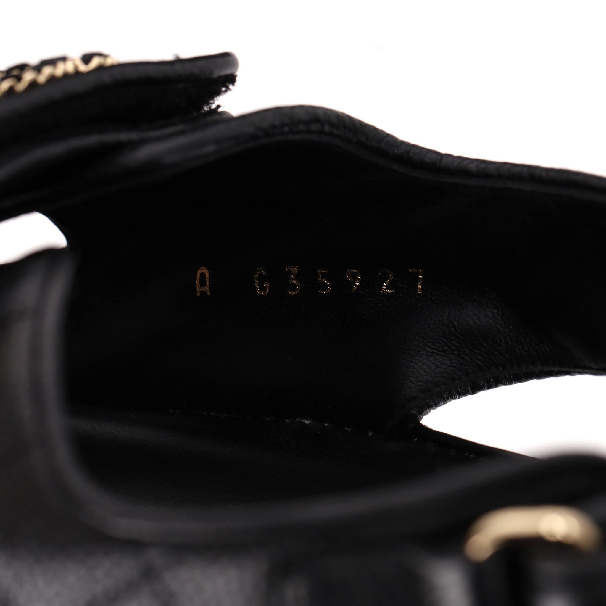 Chanel - Sandales à scratch en cuir de veau grainé avec logo 'CC'. en vente 4
