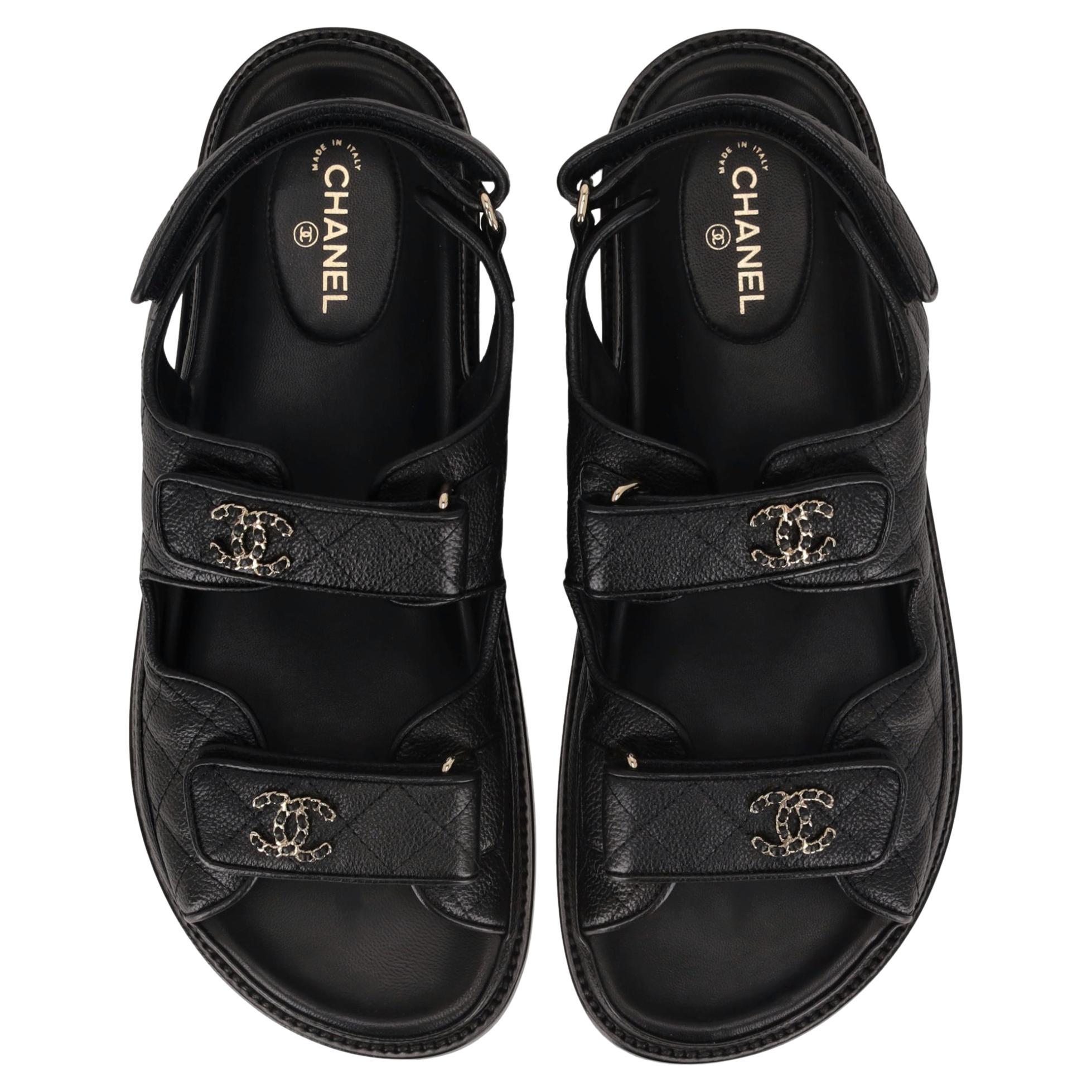 Sandali Chanel in pelle di vitello a grana grossa con logo e velcro