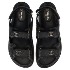 Sandali Chanel in pelle di vitello a grana grossa con logo e velcro