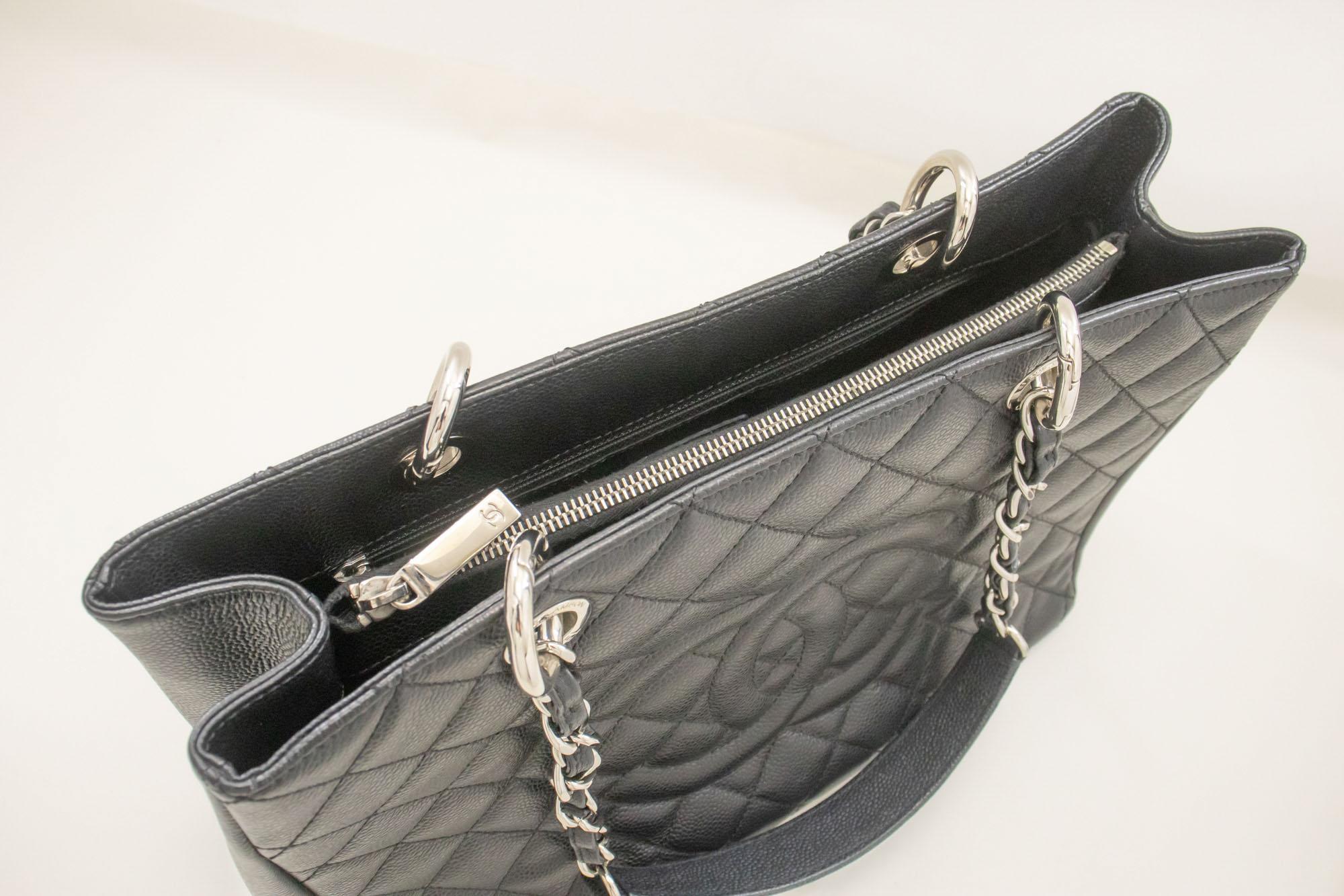 CHANEL Grained Calfskin GST 13