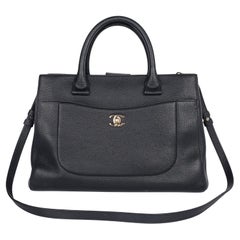 Chanel in pelle di vitello granulata, Shopper media Neo Executive Tote nera