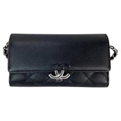 Cartera con solapa CC acolchada de piel de becerro granulada de Chanel