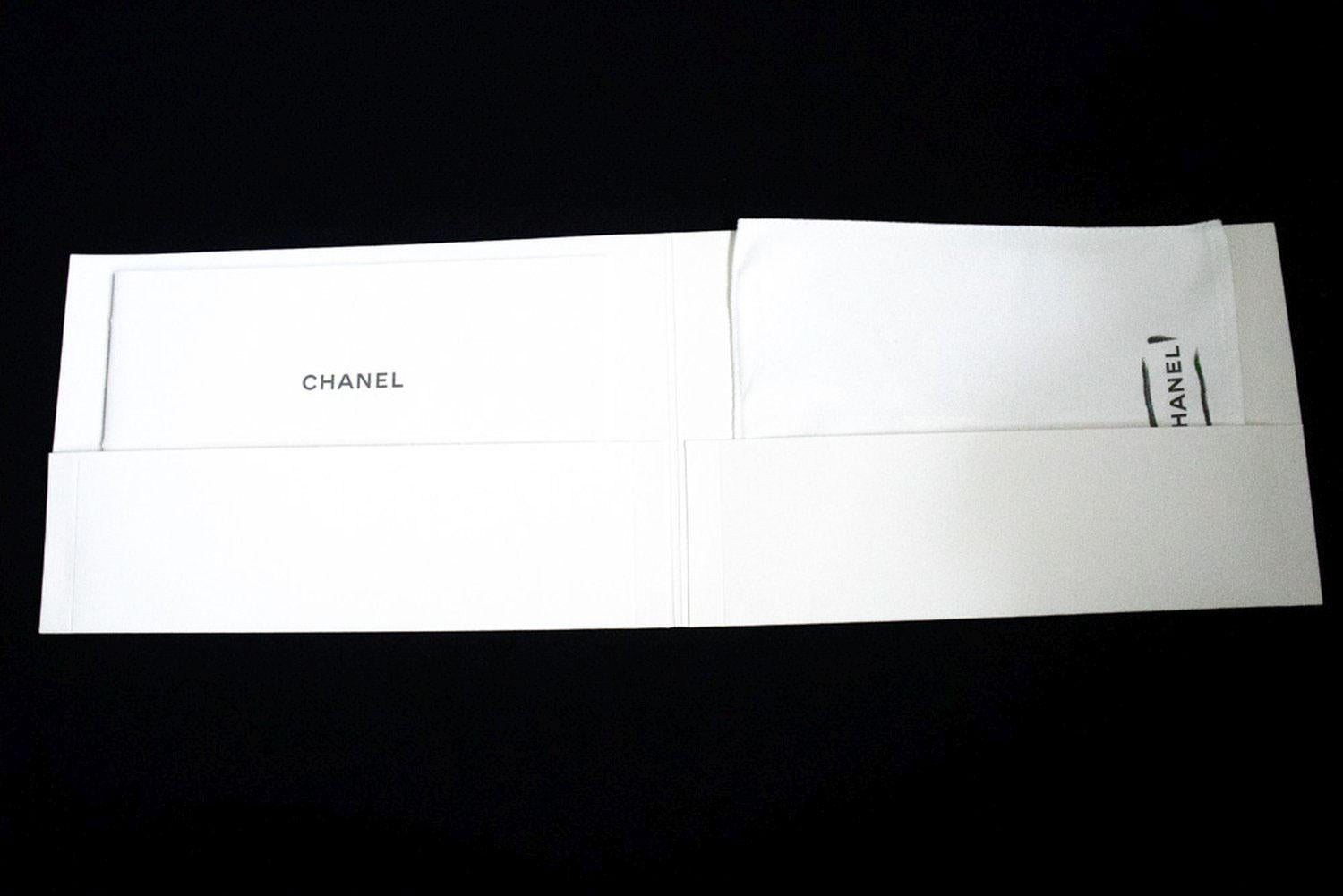 CHANEL Portefeuille WOC en cuir de veau grainé sur chaîne Sac à bandoulière noir en vente 13