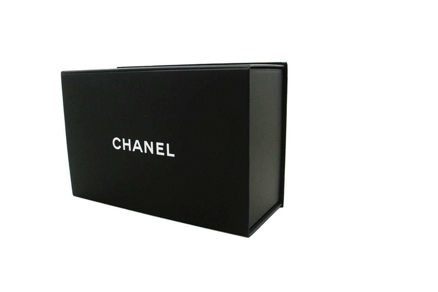 CHANEL Portefeuille WOC en cuir de veau grainé sur chaîne Sac à bandoulière noir en vente 14