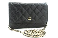 CHANEL WOC Brieftasche aus genarbtem Kalbsleder an Kette Schwarz Umhängetasche