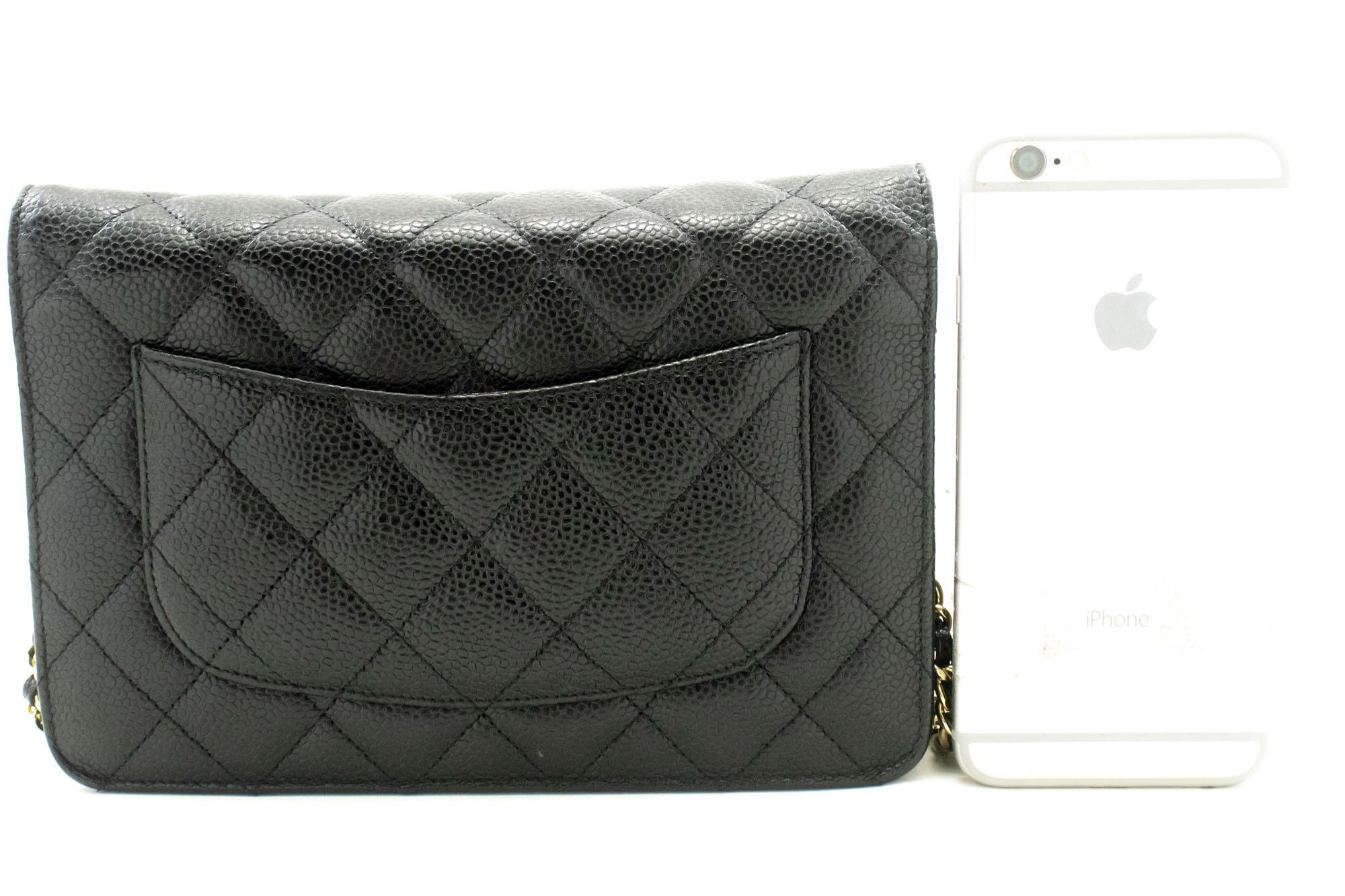 Noir CHANEL Portefeuille WOC en cuir de veau grainé sur chaîne Sac à bandoulière noir en vente