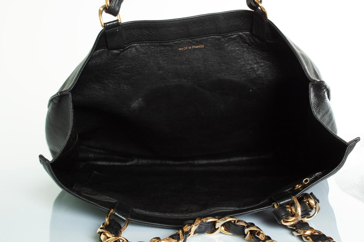 Chanel, Grand shopper in black lambskin leather For Sale 5