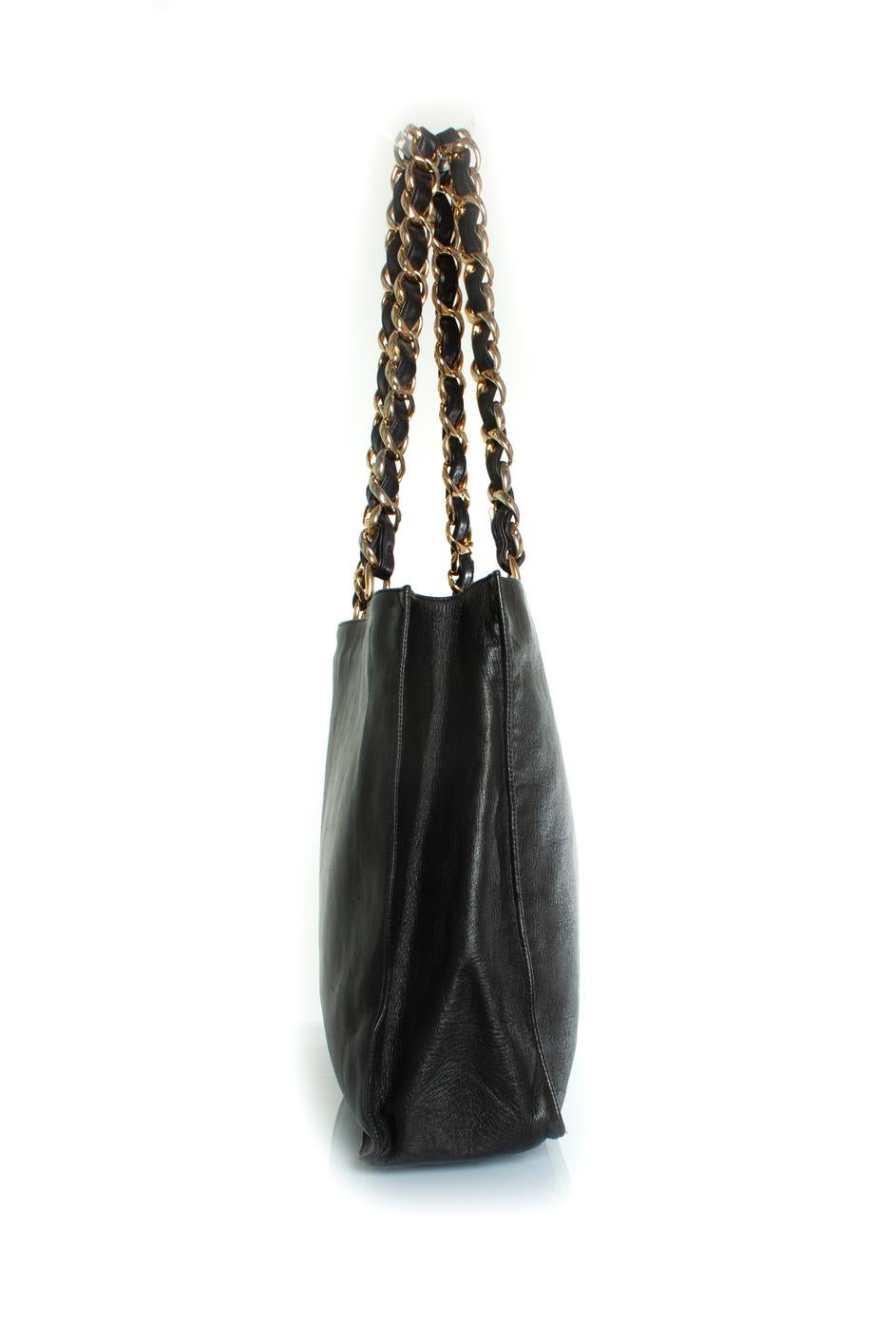 
Chanel, Grand shopper in black lambskin leather. The gold in the chain has a little discoloration further the item is in very good vintage condition. 
Item comes without card and serial. 

CONDITION: good condition

SIZE: one size

MEASUREMENTS: