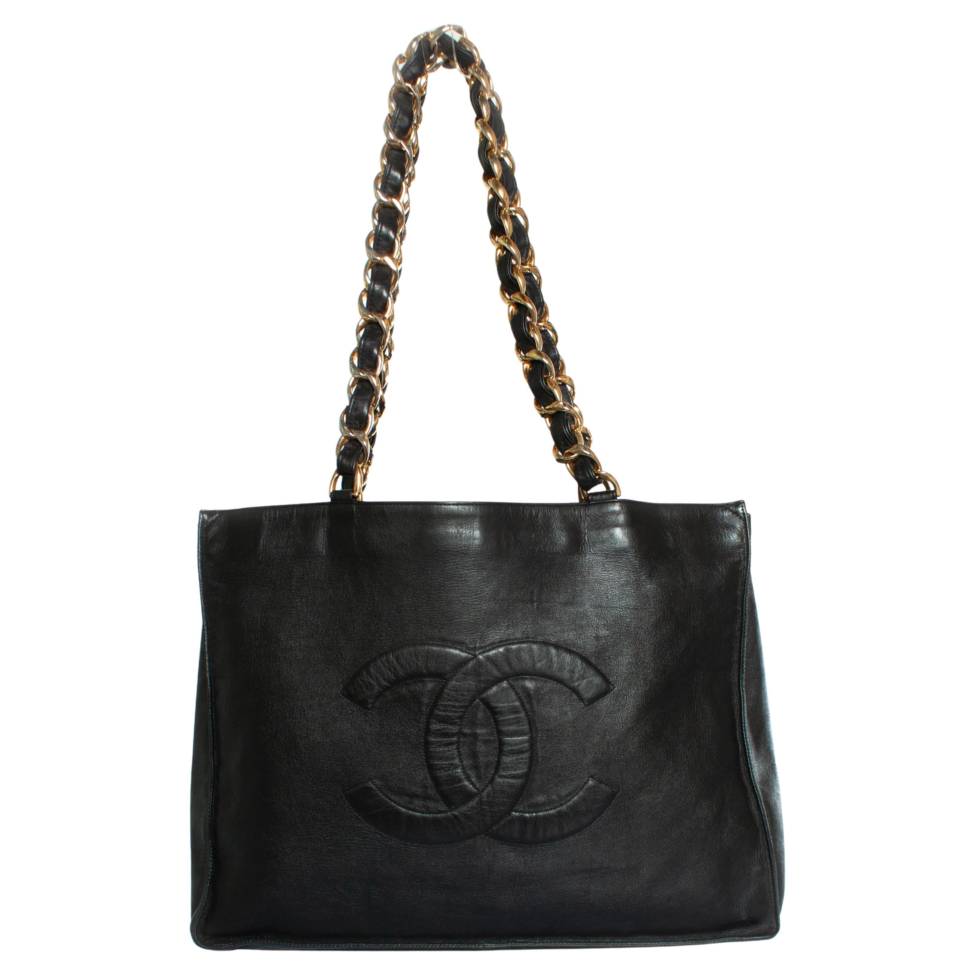 Chanel, Grand shopper en cuir d
agneau noir en vente
