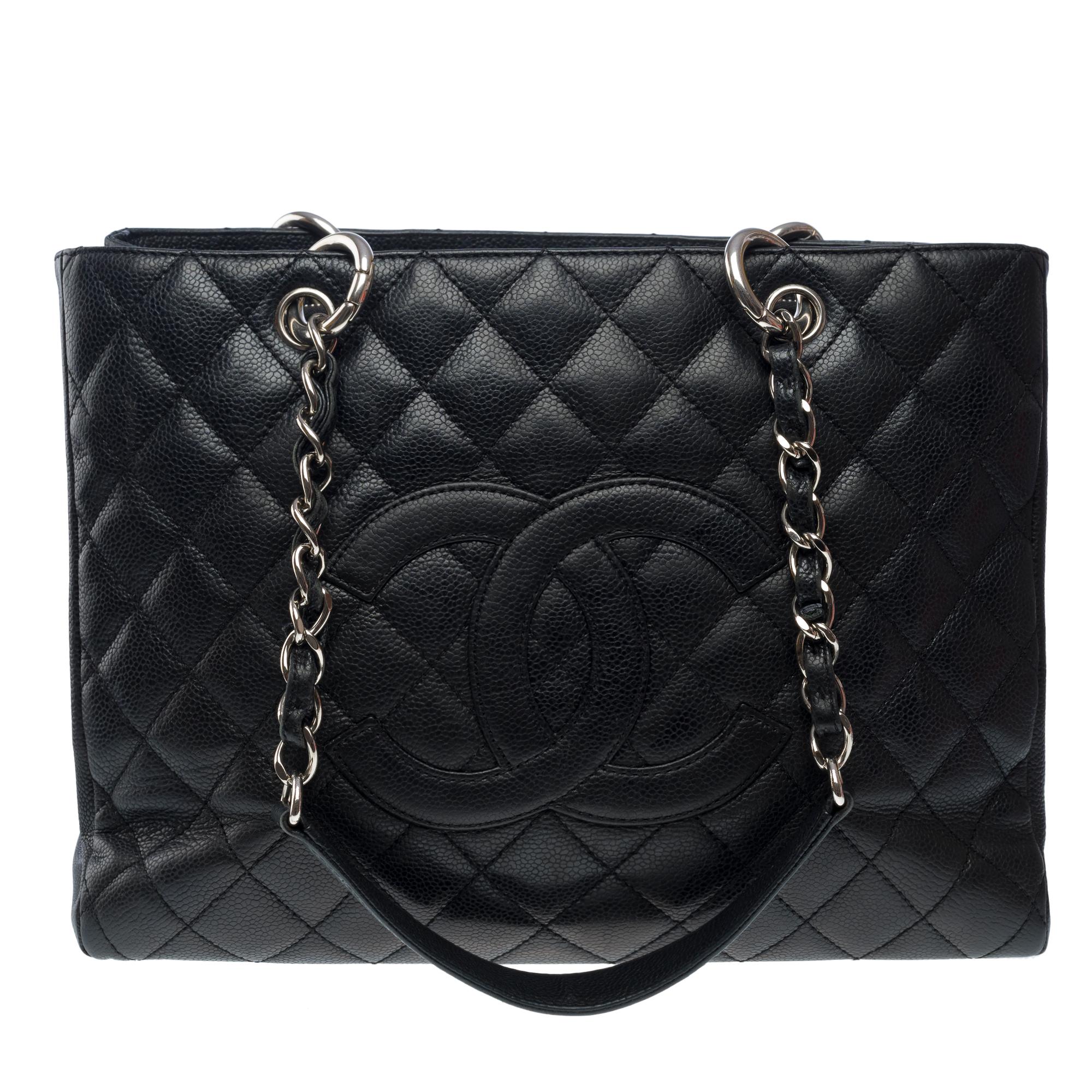 Chanel​ ​Shopping​ ​GST​ ​(Grand​ ​Shopping​ ​Tote)​ ​Tote​ ​bag​ ​in​ ​black​ ​caviar​ ​leather,​ ​silver​ ​metal​ ​trim,​ ​double​ ​silver​ ​metal​ ​handle​ ​interlaced​ ​with​ ​black​ ​leather​ ​for​ ​hand​ ​or​ ​shoulder​ ​carry

Pocket​ ​on​