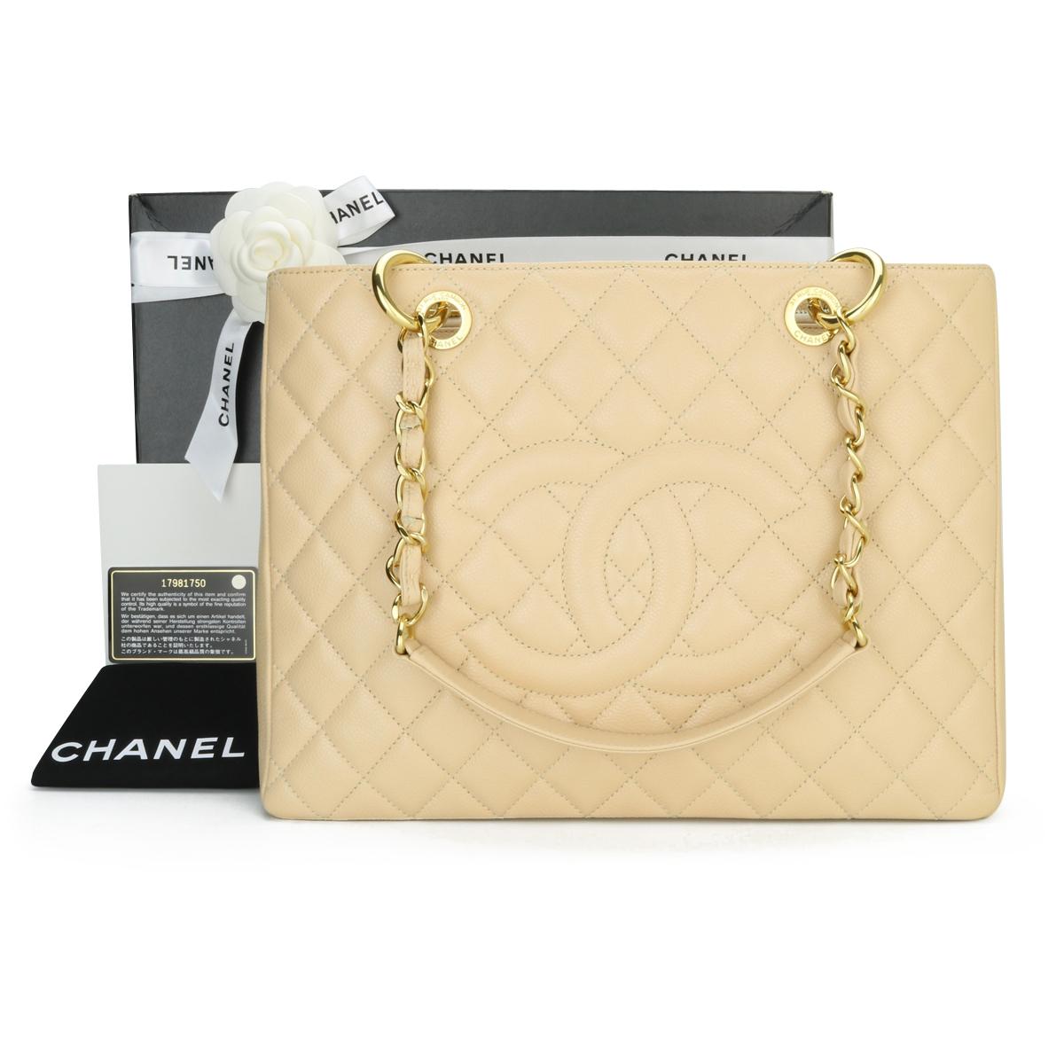 CHANEL Grand Shopping Tote (GST) Beige Kaviar mit Goldbeschlägen 2013.

Diese Tasche ist in einem ausgezeichneten Zustand, die Tasche hat immer noch ihre ursprüngliche Form, und die Hardware ist immer noch sehr glänzend.

Da Chanel die Grand