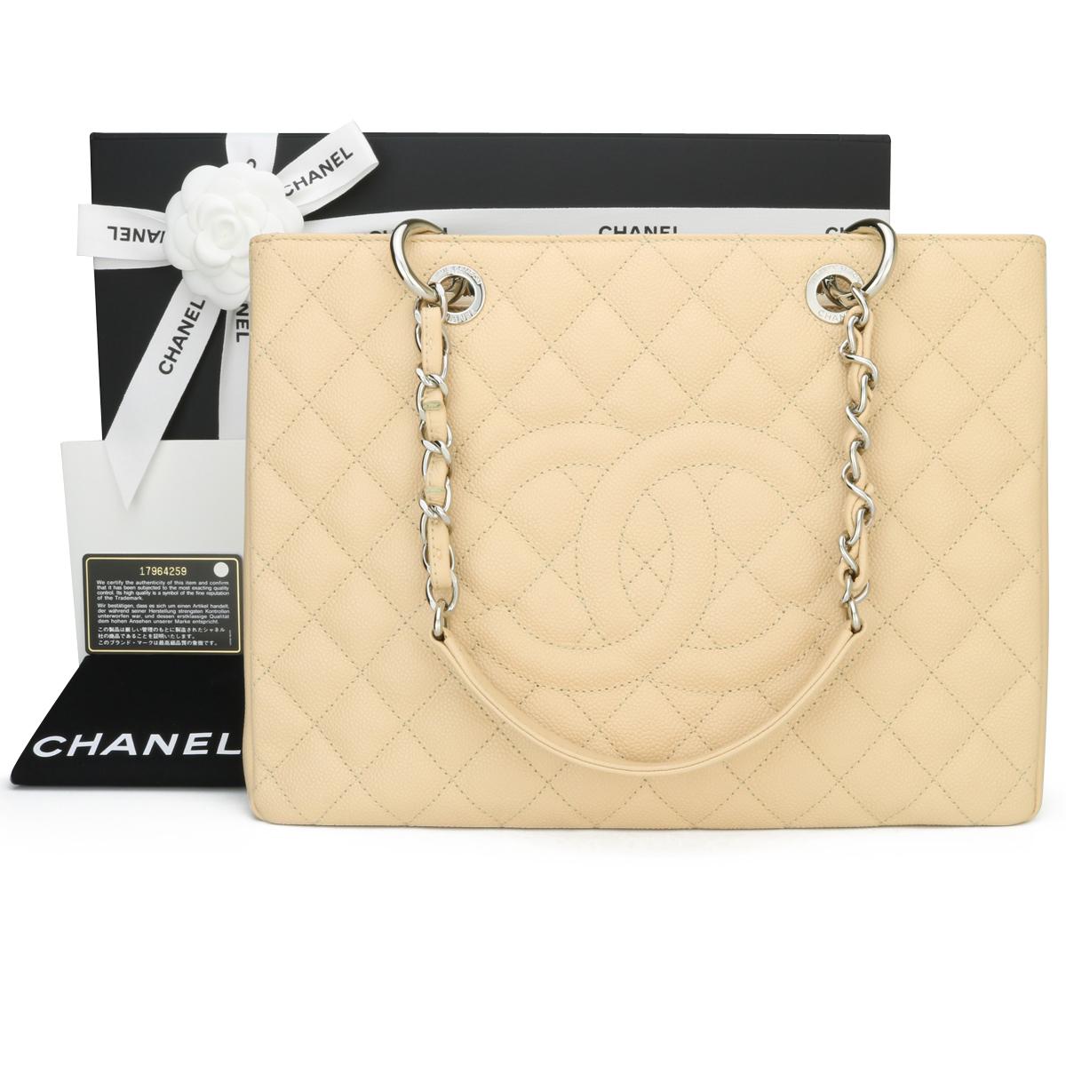 CHANEL Grand Shopping Tote (GST) Beige Kaviar mit Silberbeschlägen 2013.

Diese Tasche ist in tadellosem Zustand, die Tasche hält immer noch seine Form gut, und die Hardware ist immer noch sehr glänzend.

Da Chanel die Grand Shopping Tote (GST)