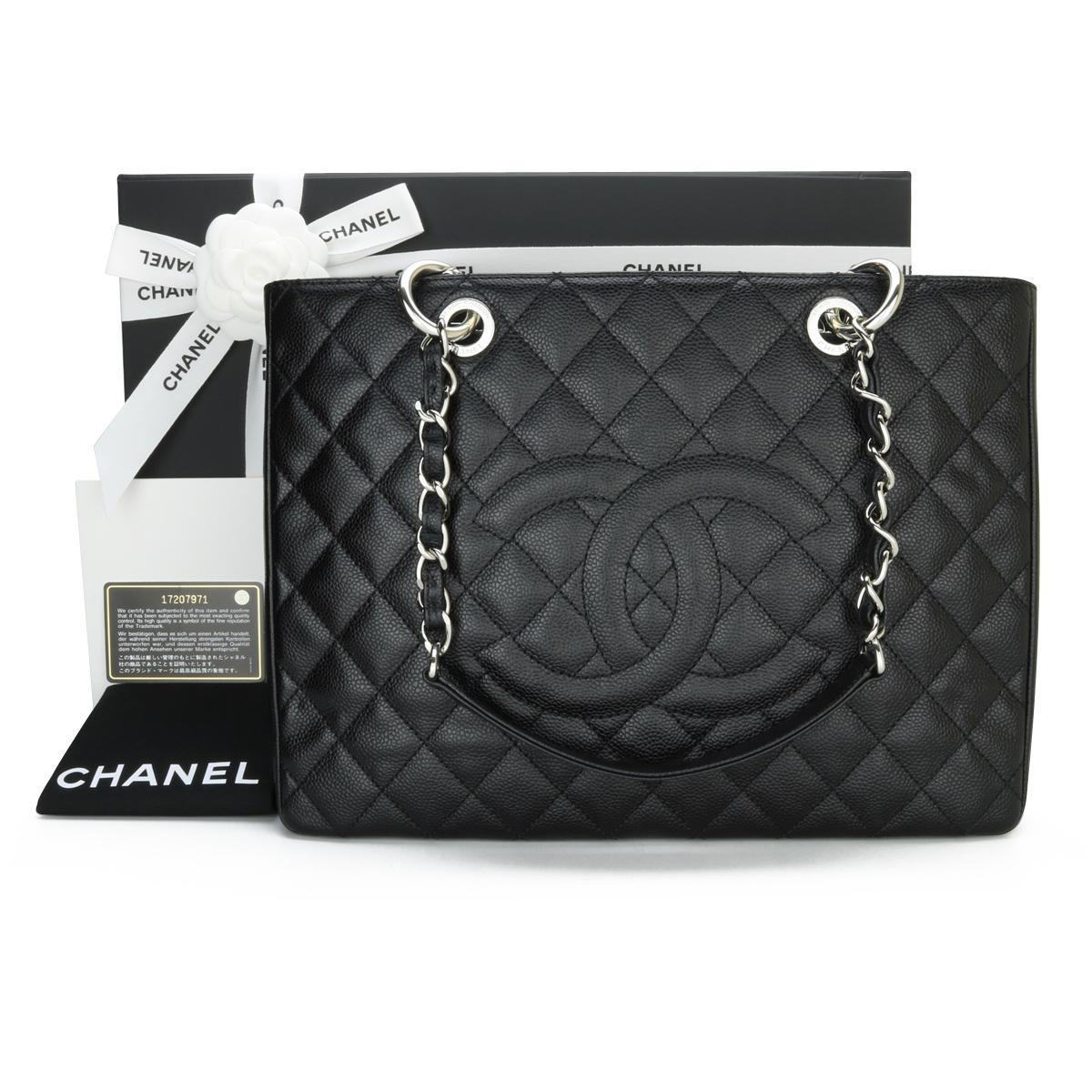 CHANEL Grand Shopping Tote (GST) Schwarzer Kaviar mit Silberbeschlägen 2013.

Diese Tasche ist in einem ausgezeichneten Zustand, die Tasche hat noch ihre ursprüngliche Form, und die Hardware ist noch sehr glänzend.

Da Chanel die Grand Shopping Tote