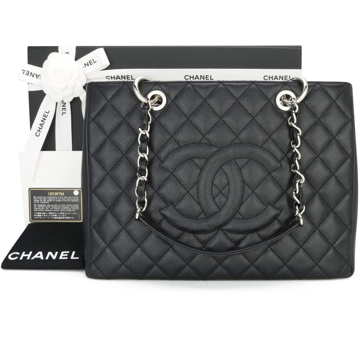 CHANEL Grand Shopping Tote (GST) Caviar noir avec quincaillerie argentée 2014.

Ce sac est en excellent état, le sac conserve sa forme d'origine et la quincaillerie est encore très brillante.

Chanel ayant abandonné le Grand Shopping Tote (GST), il