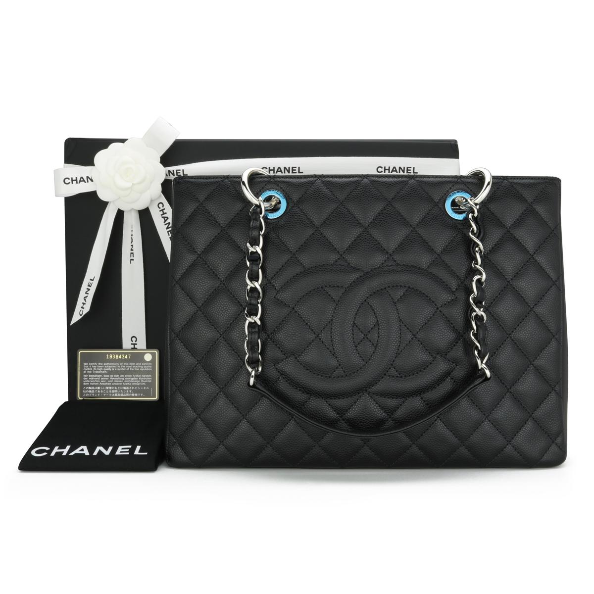 CHANEL Grand Shopping Tote (GST) Caviale Nero con Hardware Argento 2014.

Questa borsa è in condizioni mai indossate. Ha ancora la sua forma originale e l'hardware è ancora molto lucido.

Poiché Chanel ha dismesso la Grand Shopping Tote (GST), ora è