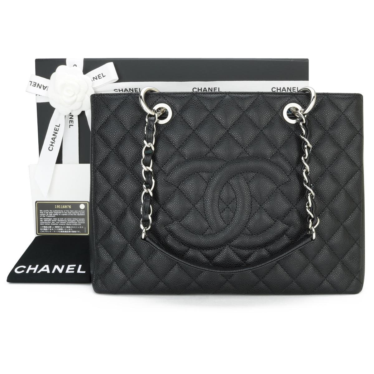 CHANEL Grand Shopping Tote (GST) Caviar noir avec quincaillerie argentée 2015.

Ce sac est dans un état impeccable, le sac conserve sa forme d'origine et le matériel est encore très brillant.

Chanel ayant abandonné le Grand Shopping Tote (GST), il