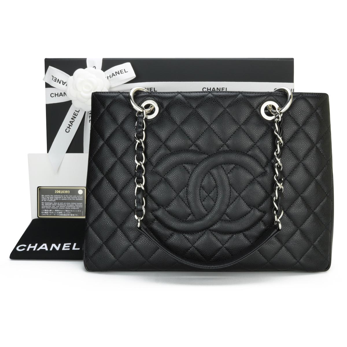 CHANEL Grand Shopping Tote (GST) Schwarzer Kaviar mit Silberbeschlägen 2015.

Diese Tasche ist in ausgezeichnetem Zustand, die Tasche hält immer noch seine Form gut, und die Hardware ist immer noch sehr glänzend.

Da Chanel die Grand Shopping Tote