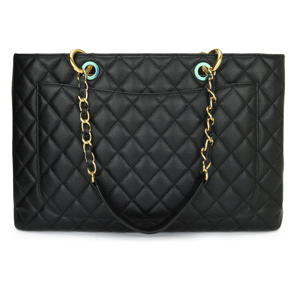 CHANEL Grand Shopping Tote (GST) XL Schwarz Kaviar mit Gold Hardware 2015. 

Diese Tasche ist in ausgezeichnetem Zustand:: die Tasche noch hält seine Form sehr gut:: und die Hardware ist immer noch sehr glänzend. 

Da Chanel die Grand Shopping Tote