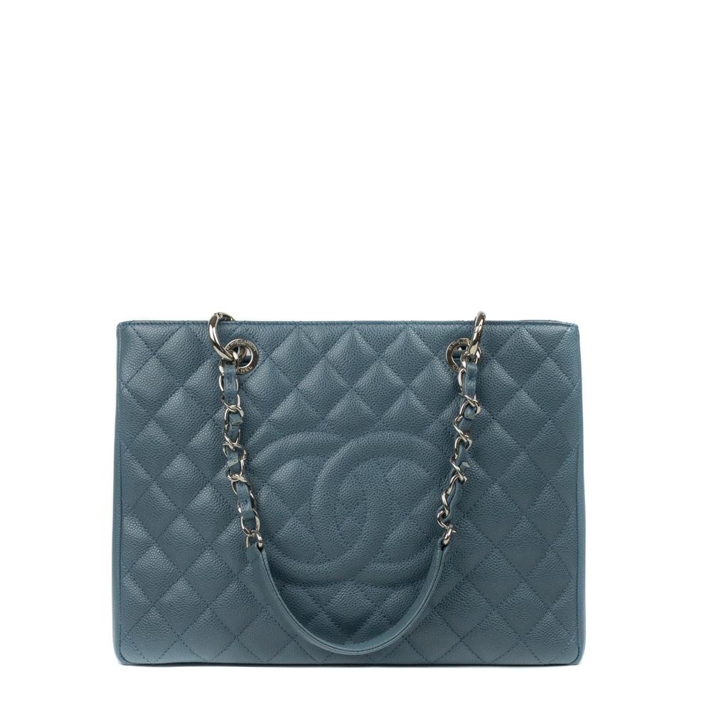 - Designer: CHANEL
- Model: GST
- Condition: Very good condition. Minor sign of wear on base corners, Interior stains
- Accessories: None
- Measurements: Width: 35cm, Height: 25cm, Depth: 13cm
- Exterior Material: Leather
- Exterior Color: Blue
-