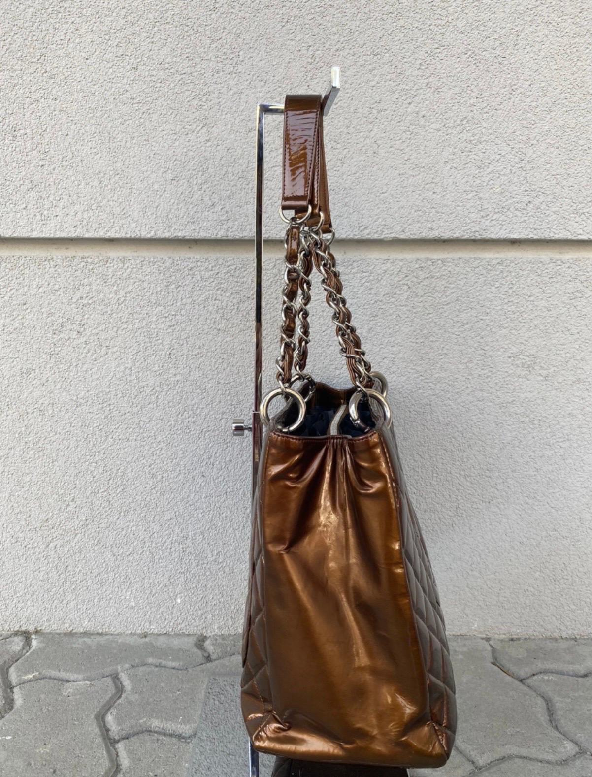 Chanel grand shopping tote in bronze-colored patent leather, galvanic steel, the bag has signs and spots as visible in the photo, dimensions: length 35 cm, height 24 cm, depth 14 cm, shoulder strap 28 cm