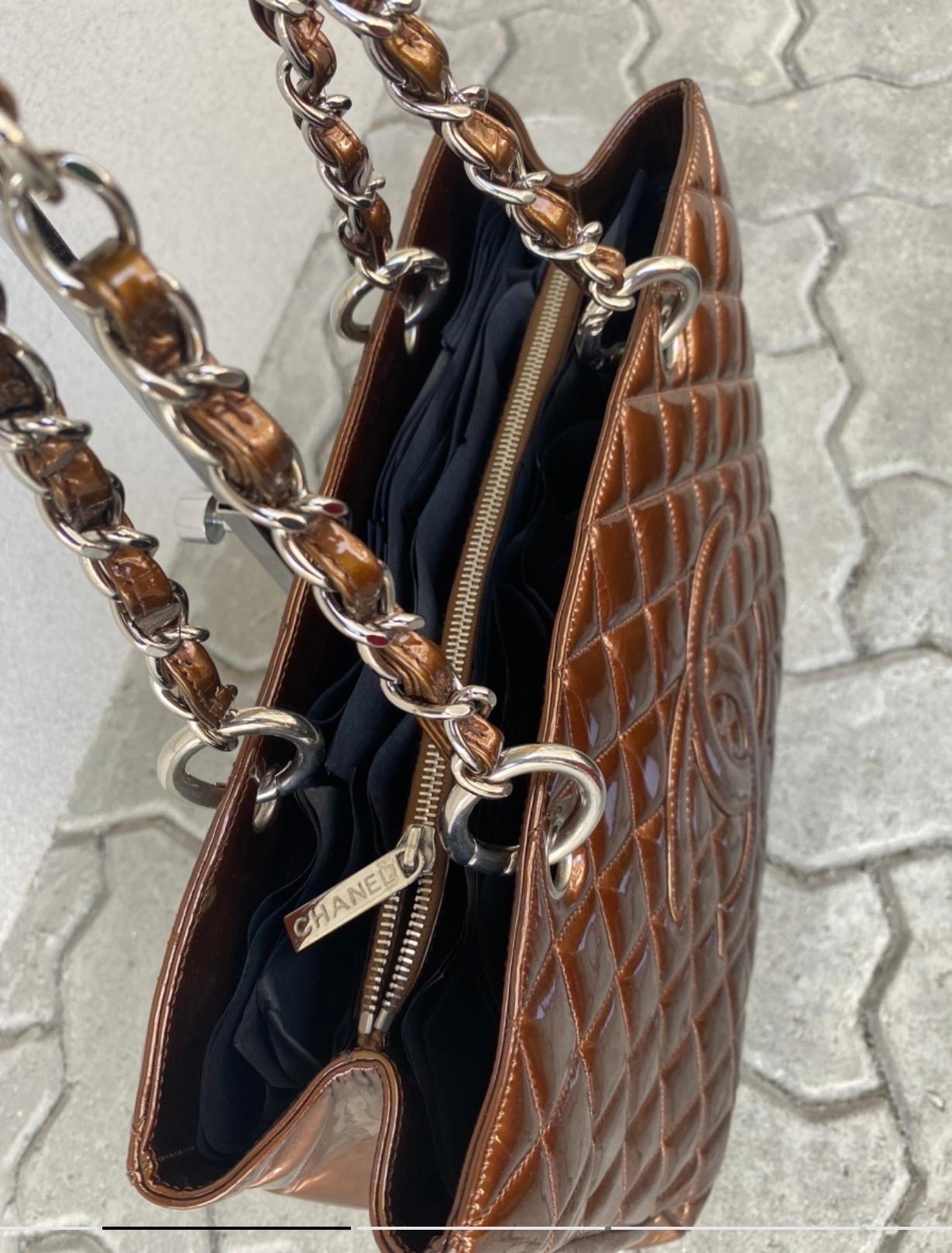 Chanel grand shopping tote in bronze-colored patent leather bag In Good Condition In Carnate, IT