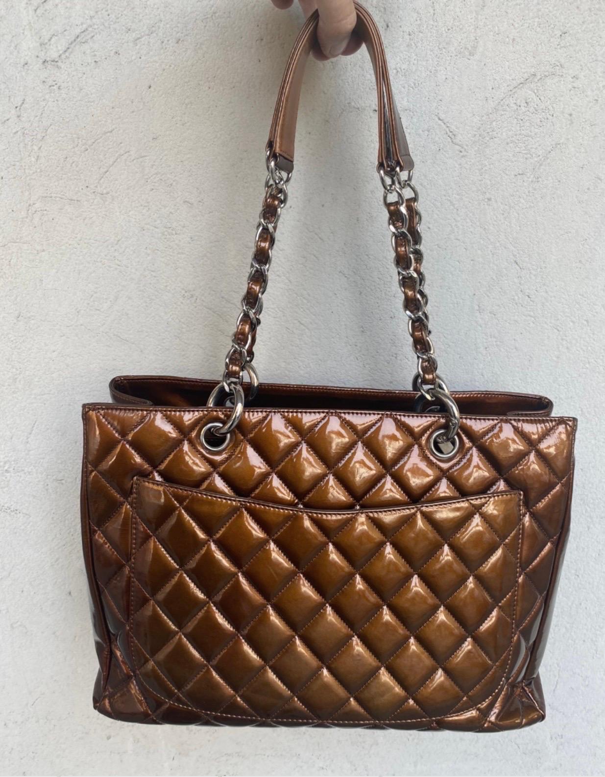 Chanel grand shopping tote in bronze-colored patent leather bag 3