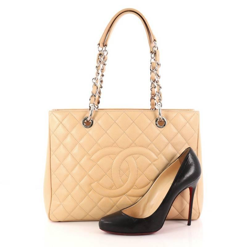 This authentic Chanel Grand Shopping Tote Quilted Caviar is perfect for everyday use with a classic yet luxurious style. Crafted in light beige diamond quilted caviar leather, this versatile, timeless tote features a stitched CC in the middle,