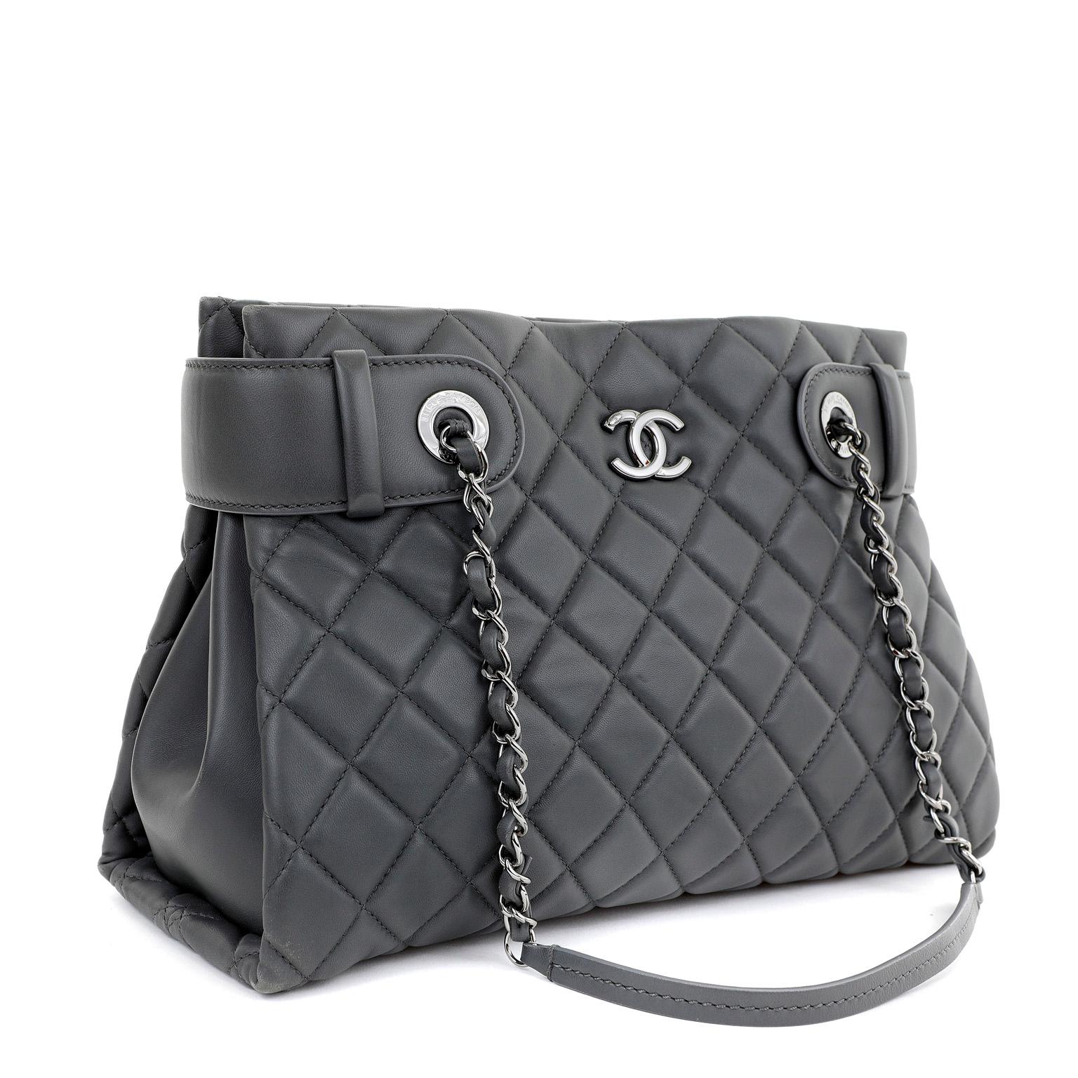 Chanel Graphitgrau Lammfell Kleine Tasche (Grau) im Angebot