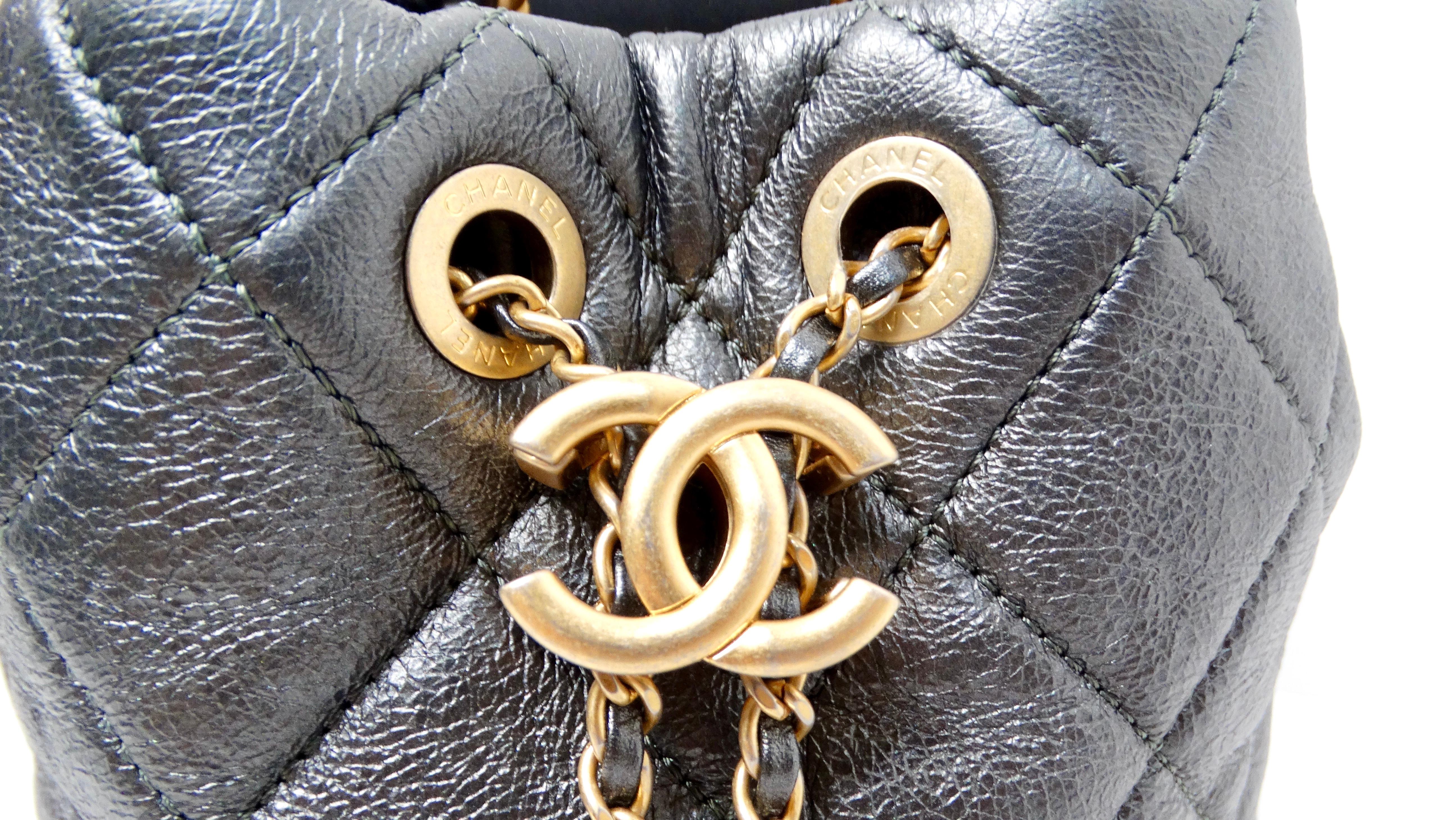 Chanel Gray Metallic Quilted Lambskin Pearl Crown Drawstring Bucket Bag In Good Condition For Sale In Scottsdale, AZ