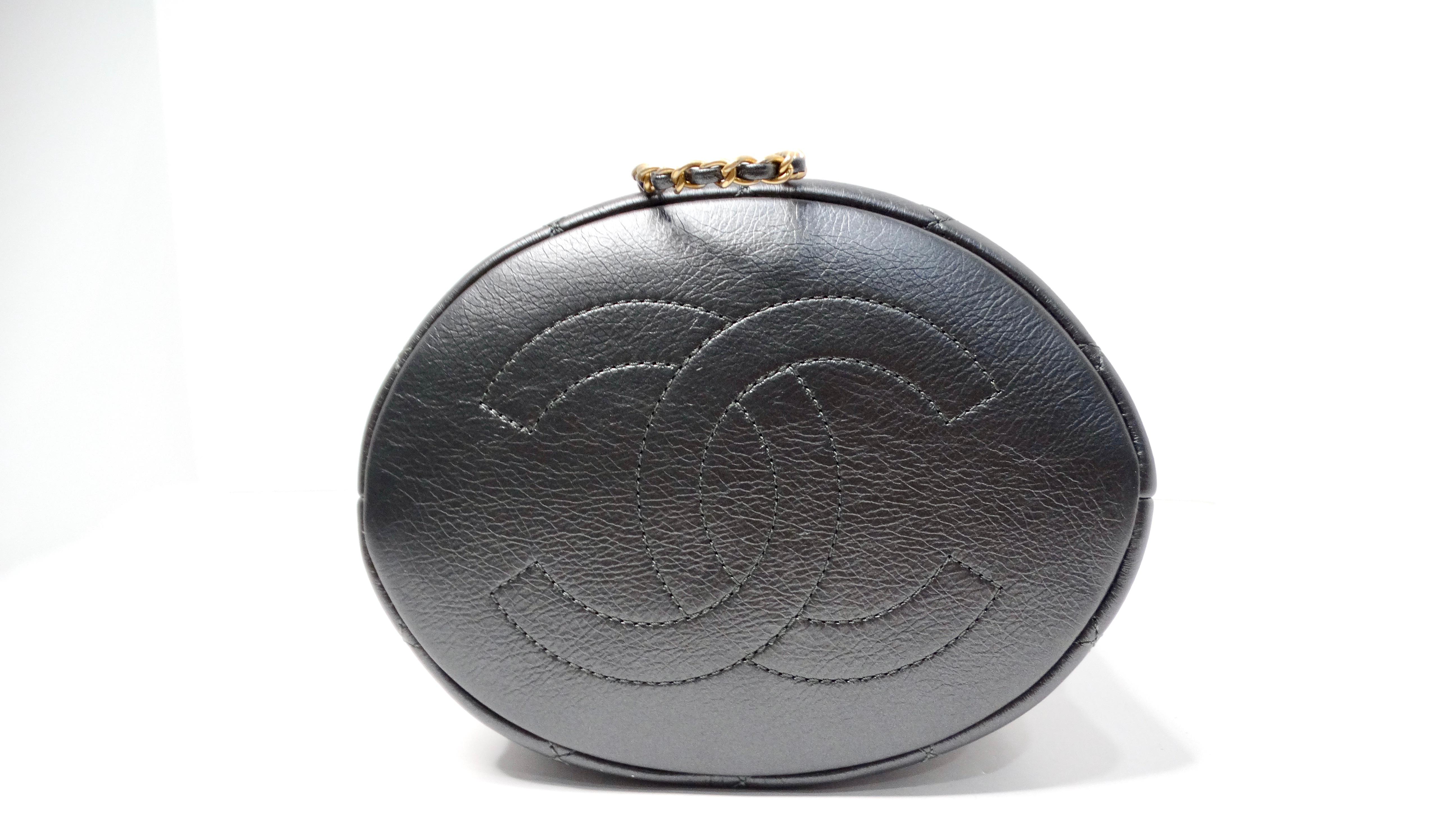 Chanel Gray Metallic Quilted Lambskin Pearl Crown Drawstring Bucket Bag For Sale 5