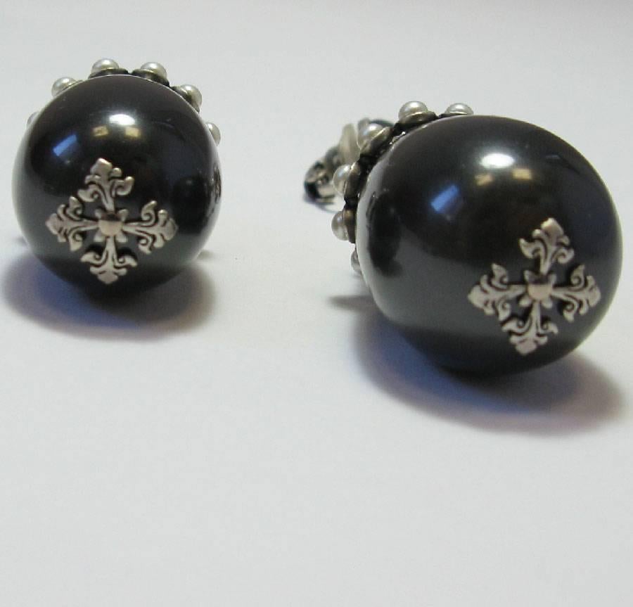 CHANEL Gray Pearl Clip-on Earrings with Silver Metal set with White Pearls In Excellent Condition In Paris, FR