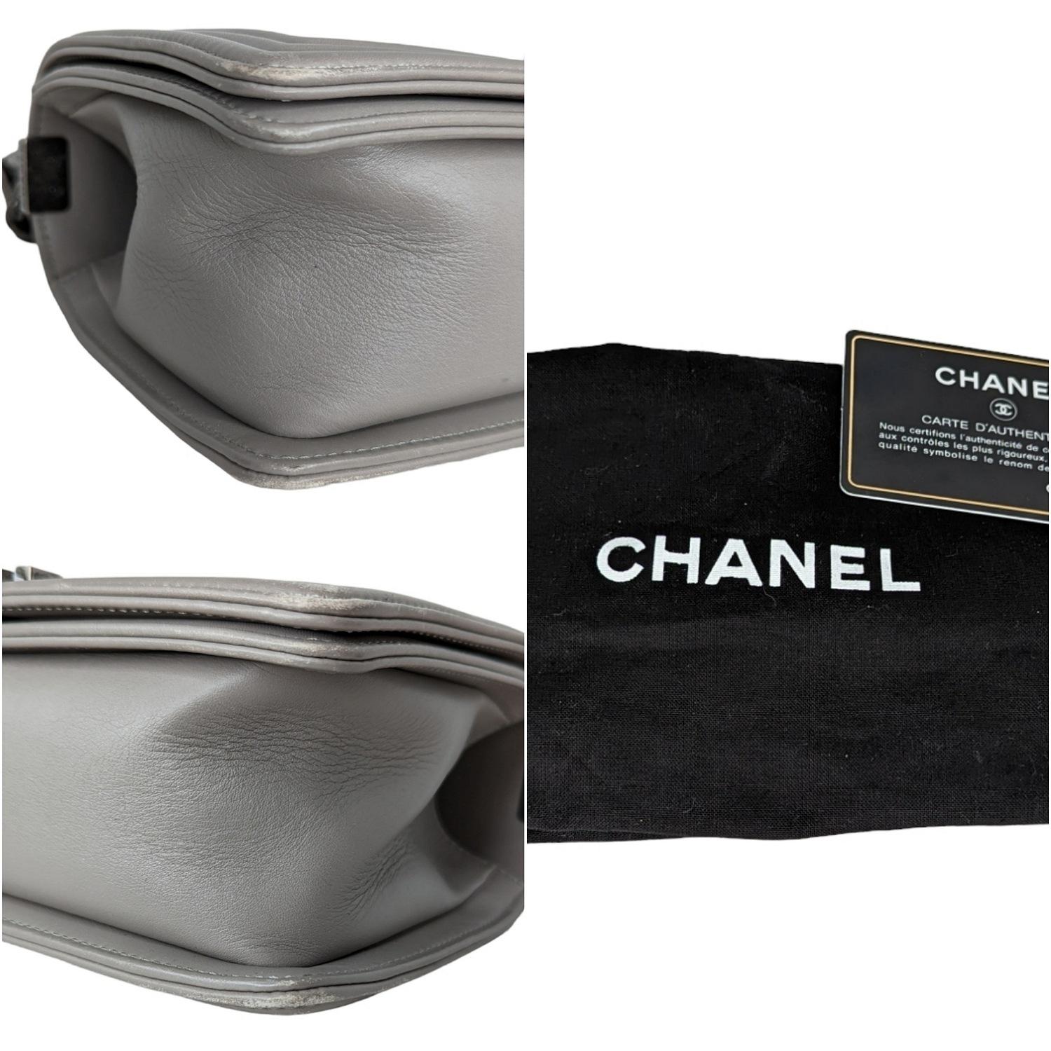 Chanel Medium Boy Bag aus grauem gestepptem Kalbsleder im Angebot 5