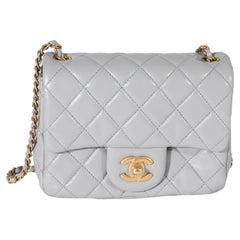 Chanel Graue gesteppte quadratische Perlen-Mini-Klappentasche aus Lammfell