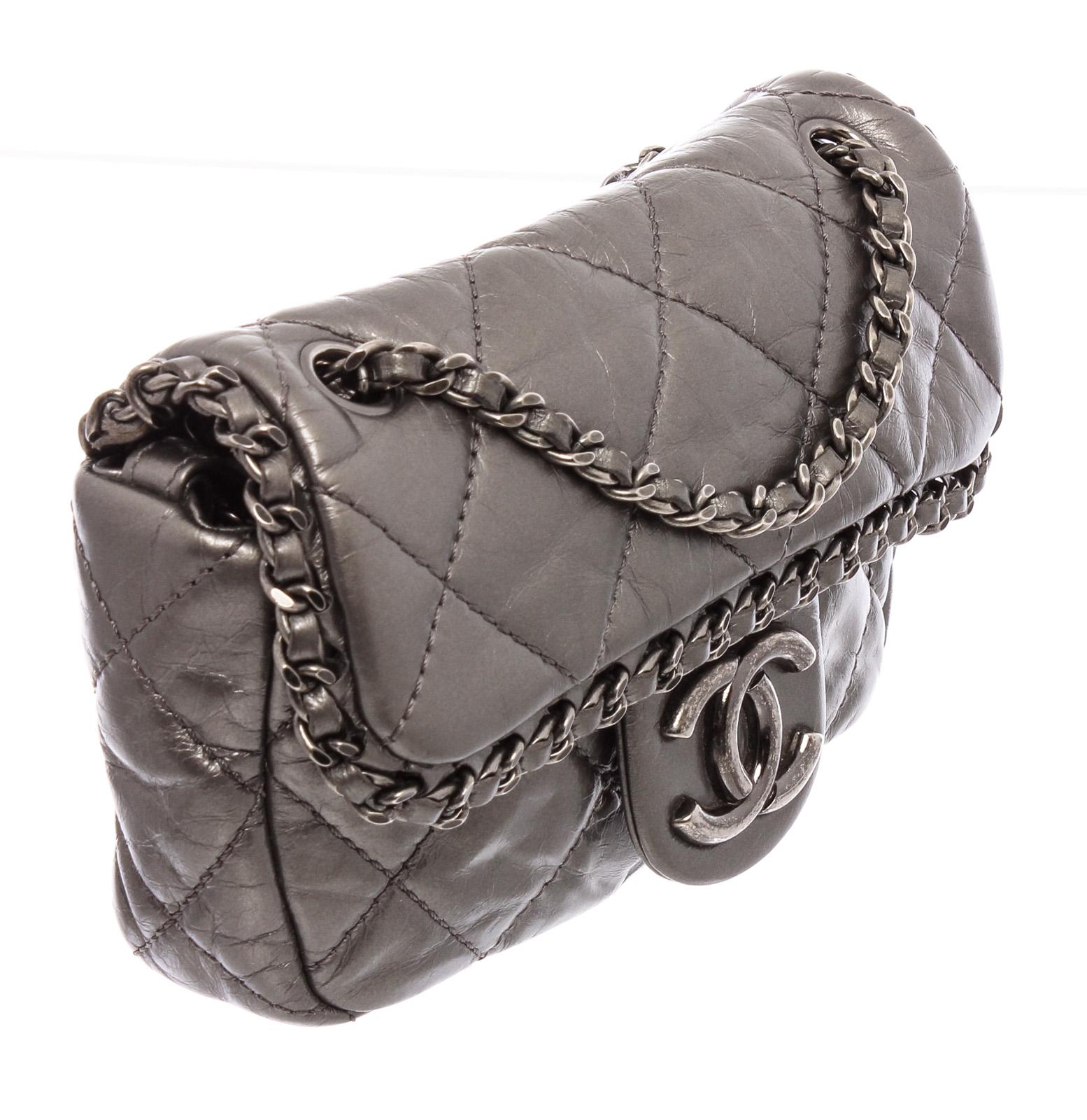 Chanel Mini Chain Me Flap Tasche aus grauem:: gestepptem Leder mit gebürsteten silberfarbenen Beschlägen:: konvertierbarem Schulterriemen aus Kettengliedern und Leder:: schwarzem Ripsbandfutter:: einzelnem Steckfach an der Innenwand und